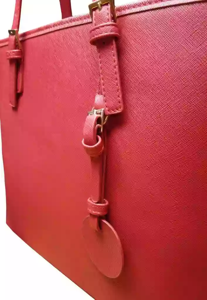 Moderní kabelka, kterou nepoškrábete Tapple Z-8006 červená detail vzoru