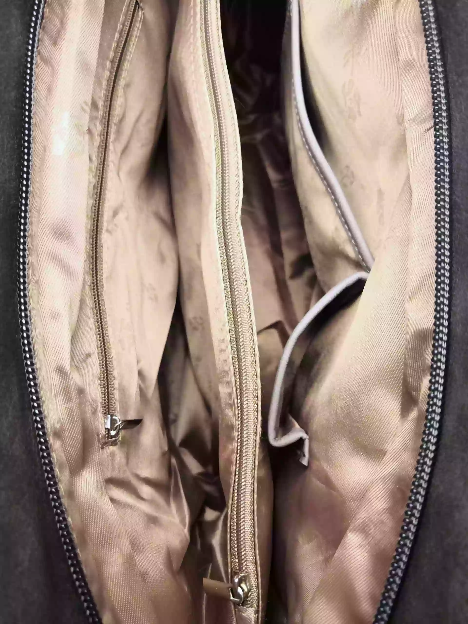 Dámská kabelka přes rameno se slušivým vzorem, Tapple H181178, tmavě šedá, vnitřní uspořádání kabelky