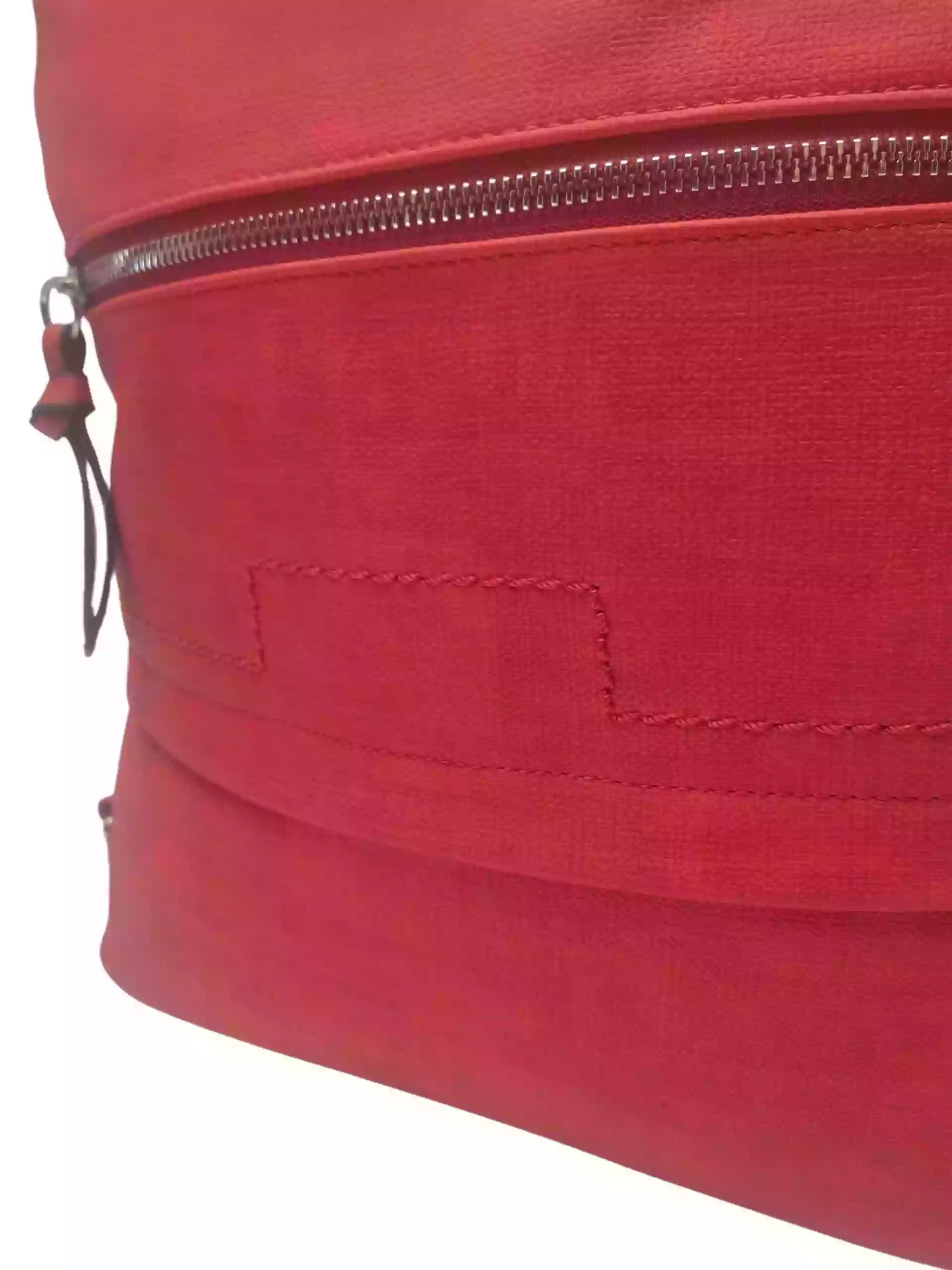 Střední červený kabelko-batoh 2v1 s praktickou kapsou, Tapple, H190062, detail kabelko-batohu