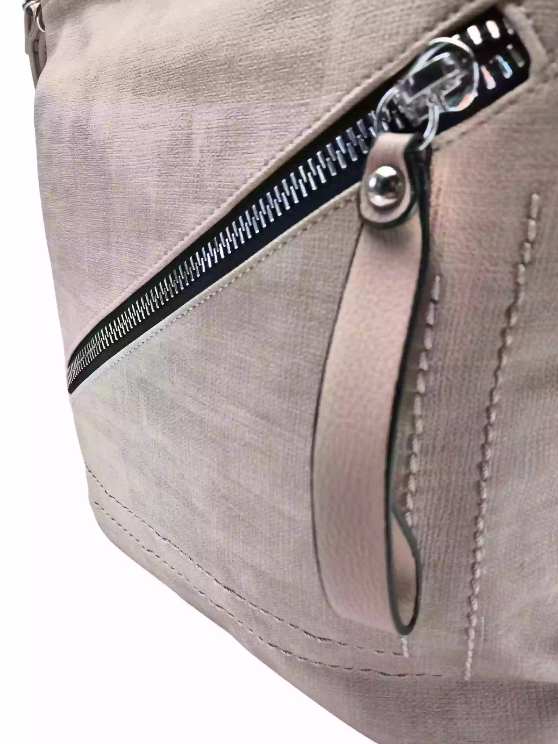 Střední béžový kabelko-batoh 2v1 se slušivým šikmým zipem, Tapple, H190061, detail kabelko-batohu