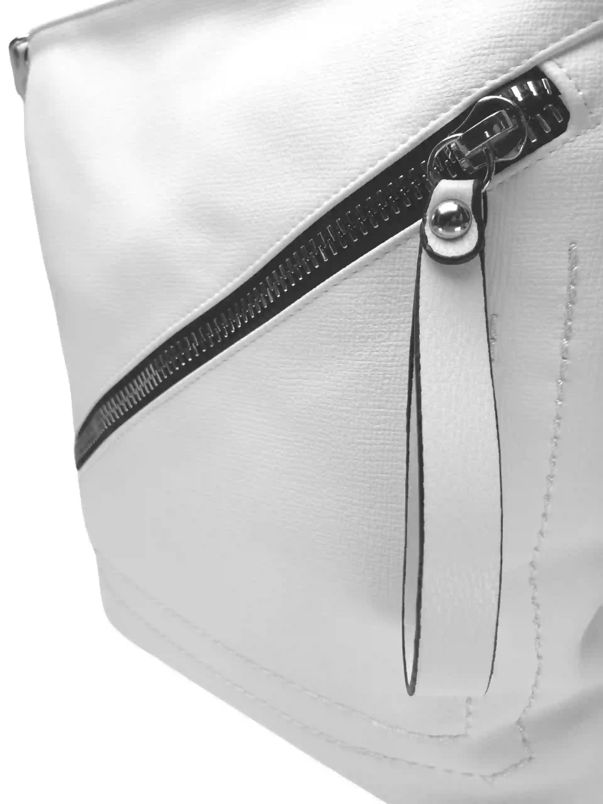 Střední bílý kabelko-batoh 2v1 se slušivým šikmým zipem, Tapple, H190061, detail kabelko-batohu