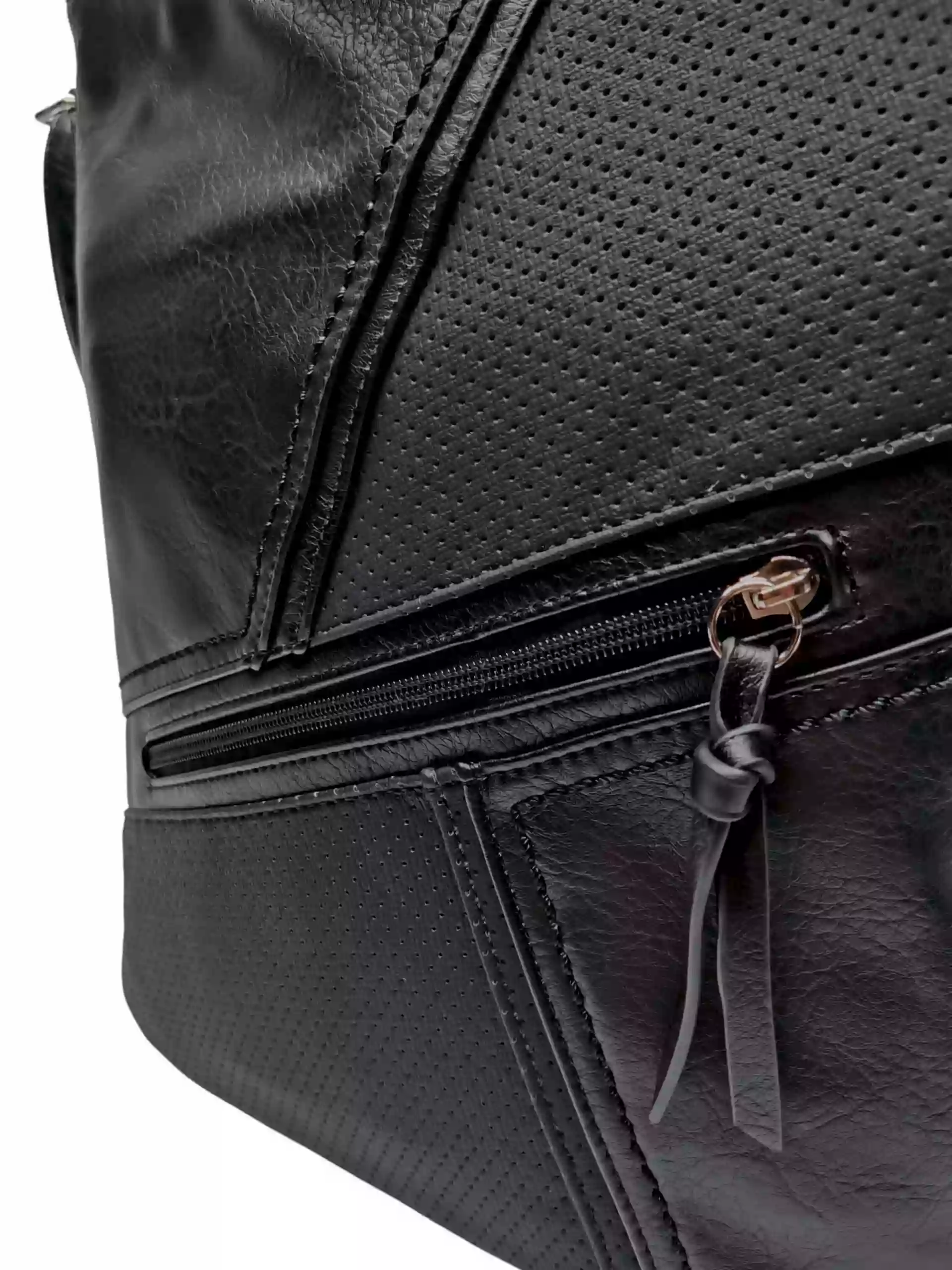 Středně velká crossbody kabelka s líbivou texturou, Tapple, H18064, černá, detail crossbody kabelky