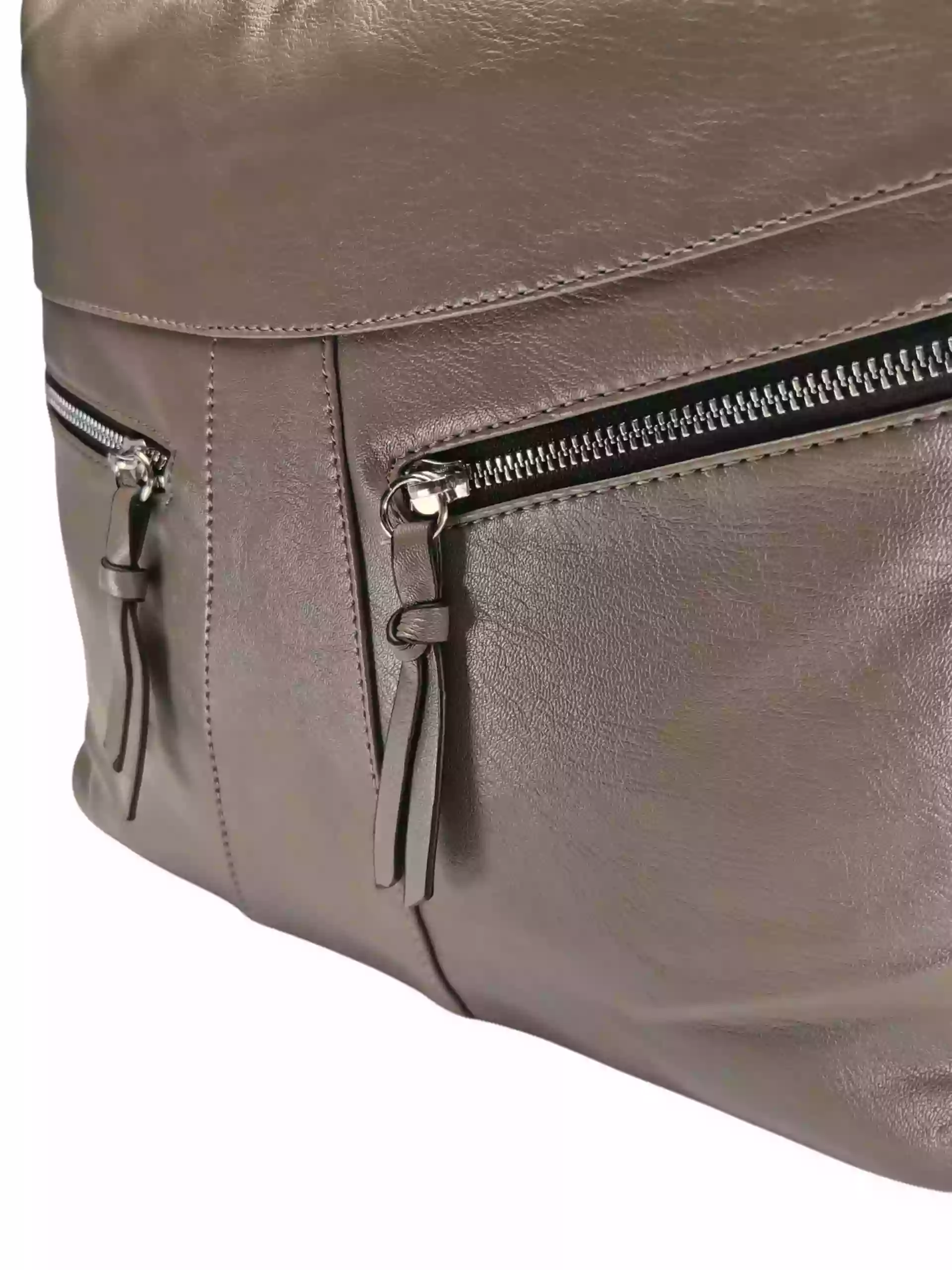 Velký šedohnědý kabelko-batoh 2v1 s šikmými kapsami, Tapple, H18076O, detail kabelko-batohu