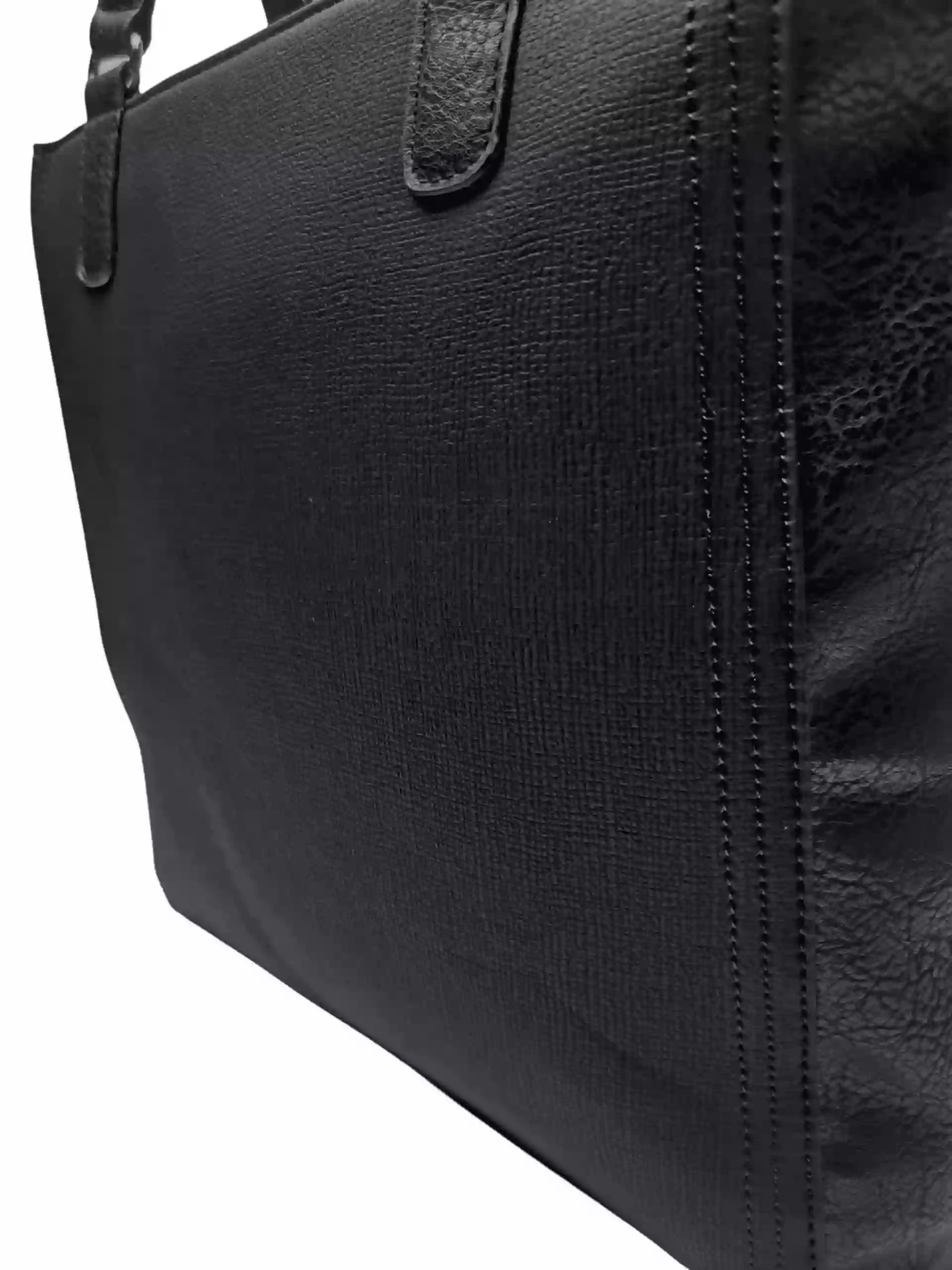 Černá dámská kabelka přes rameno s texturou, Tapple, H17237, detail kabelky přes rameno