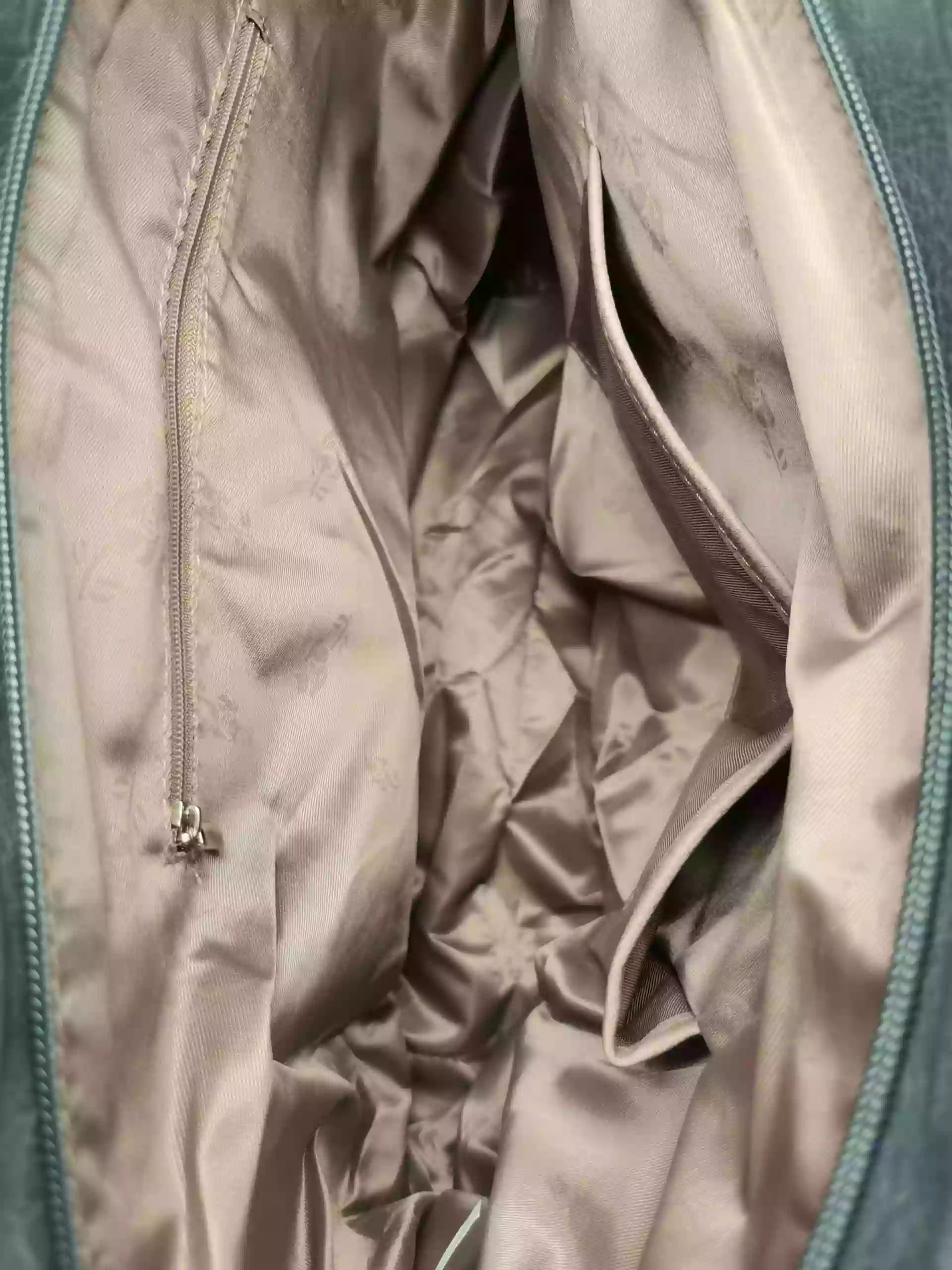 Středně šedá dámská kabelka přes rameno s texturou, Tapple, H17237, vnitřní uspořádání kabelky přes rameno