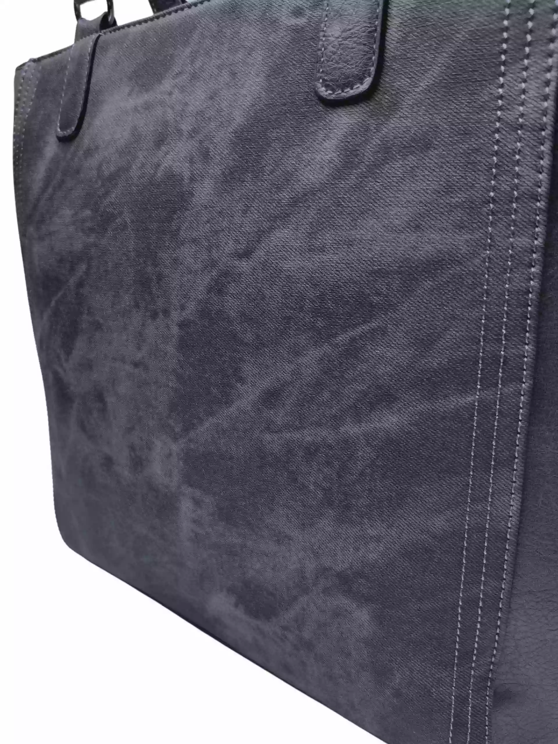 Tmavě šedá dámská kabelka přes rameno s texturou, Tapple, H17237, detail kabelky přes rameno