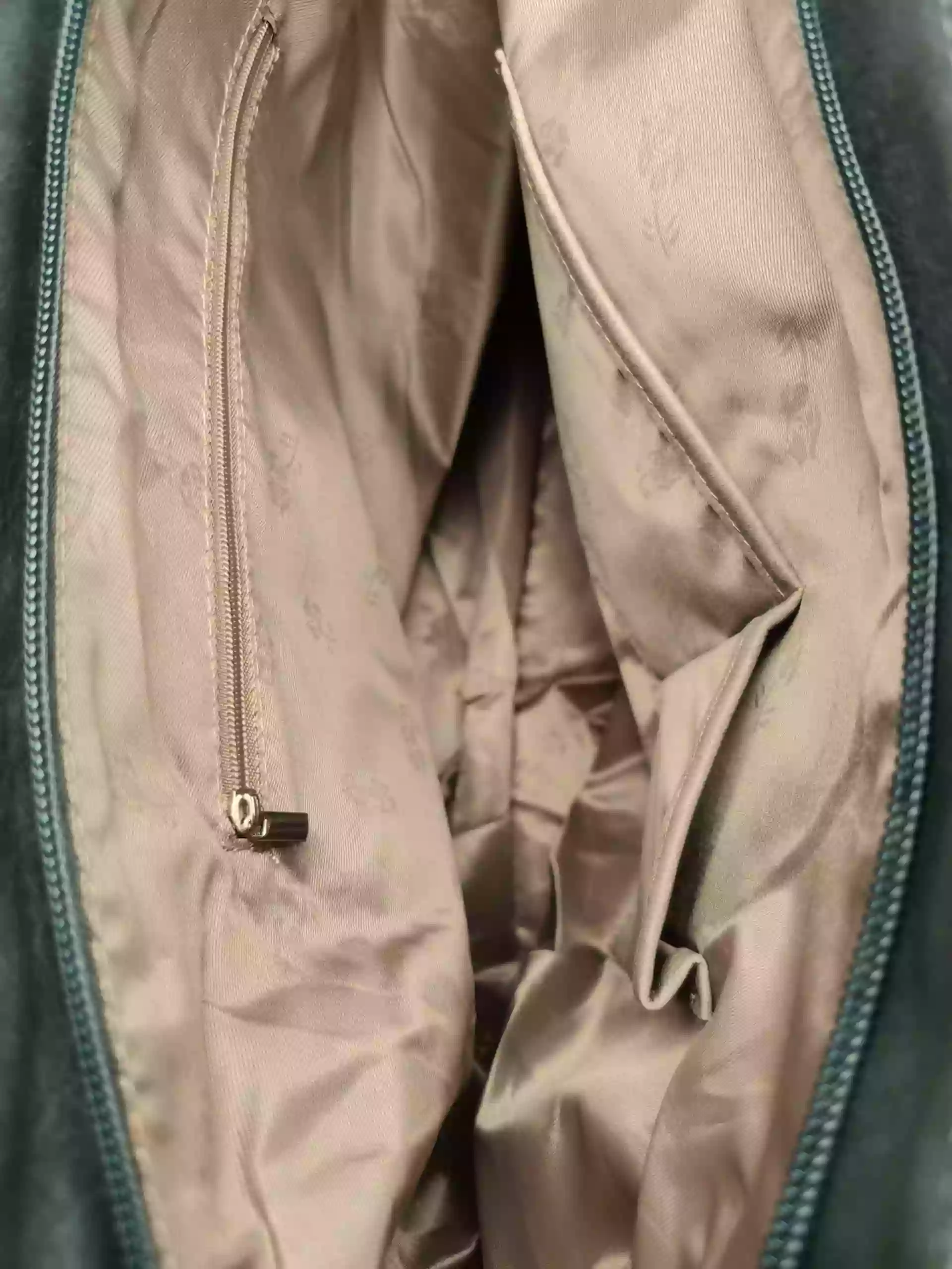 Tmavě šedá dámská kabelka přes rameno s texturou, Tapple, H17237, vnitřní uspořádání kabelky přes rameno