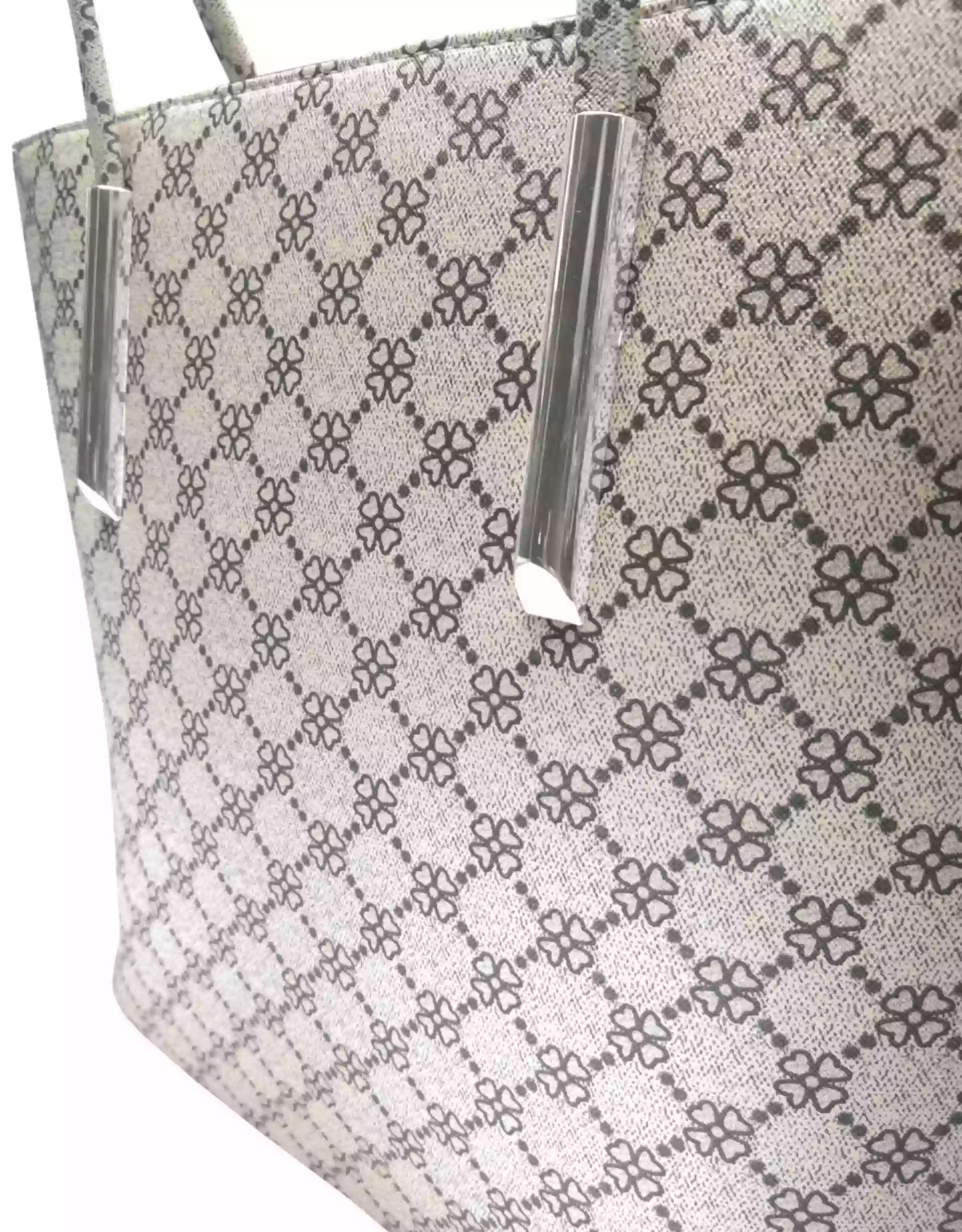Slušivá bílá dámská kabelka s ornamenty, Tapple, H181188, detail kabelky přes rameno