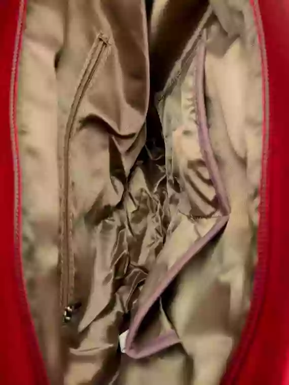 Střední crossbody kabelka z jemné kůže s texturou, Tapple, H2020328, červená, vnitřní uspořádání crossbody kabelky