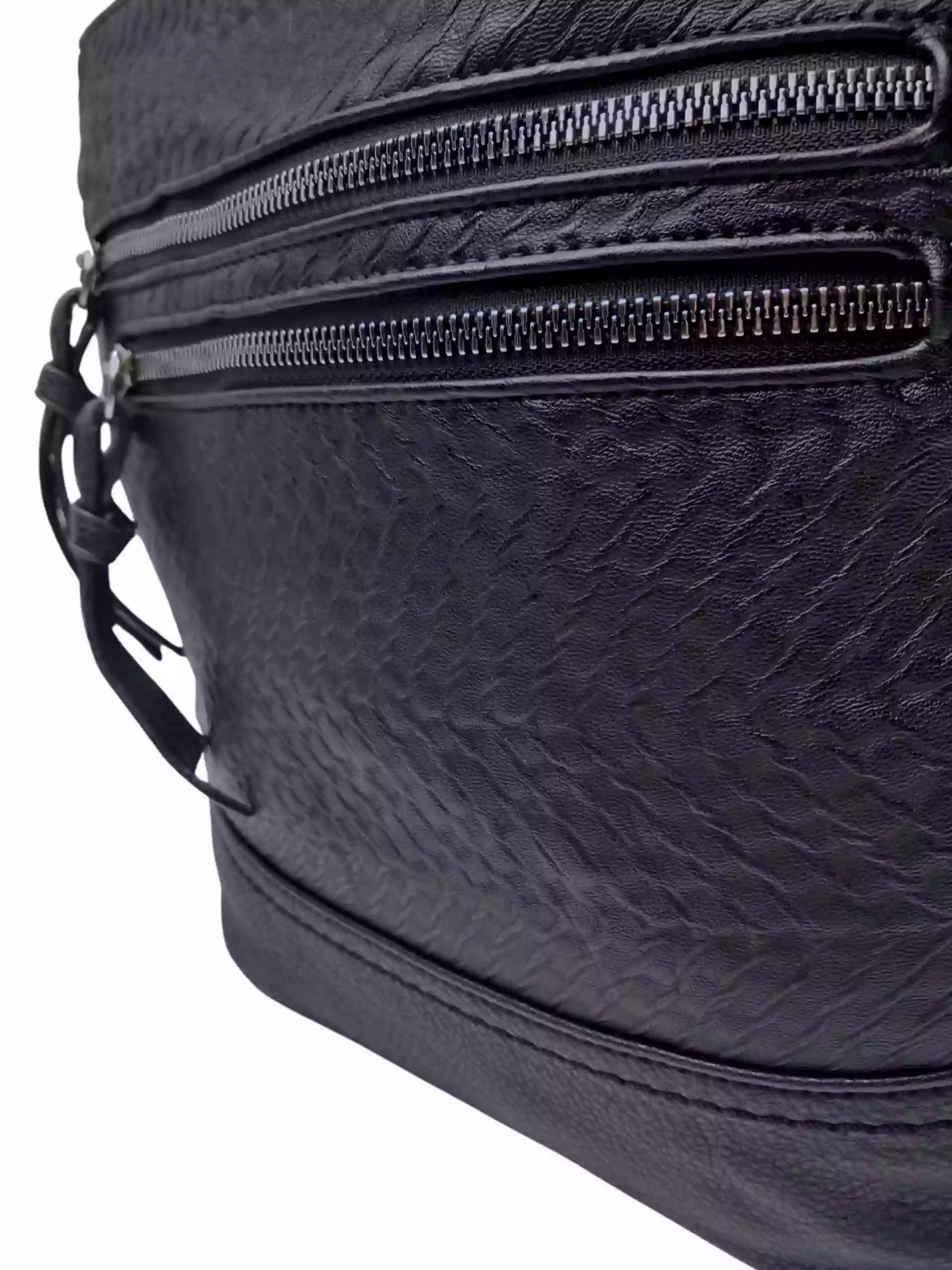 Černá crossbody kabelka s moderní texturou, Tapple, H20434, detail crossbody kabelky