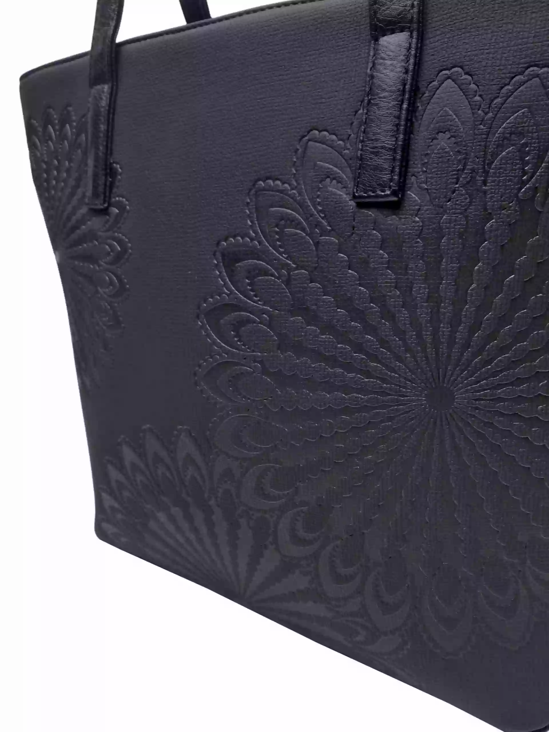 Černá dámská kabelka přes rameno s texturou, Tapple, H17409, detail přední strany kabelky přes rameno