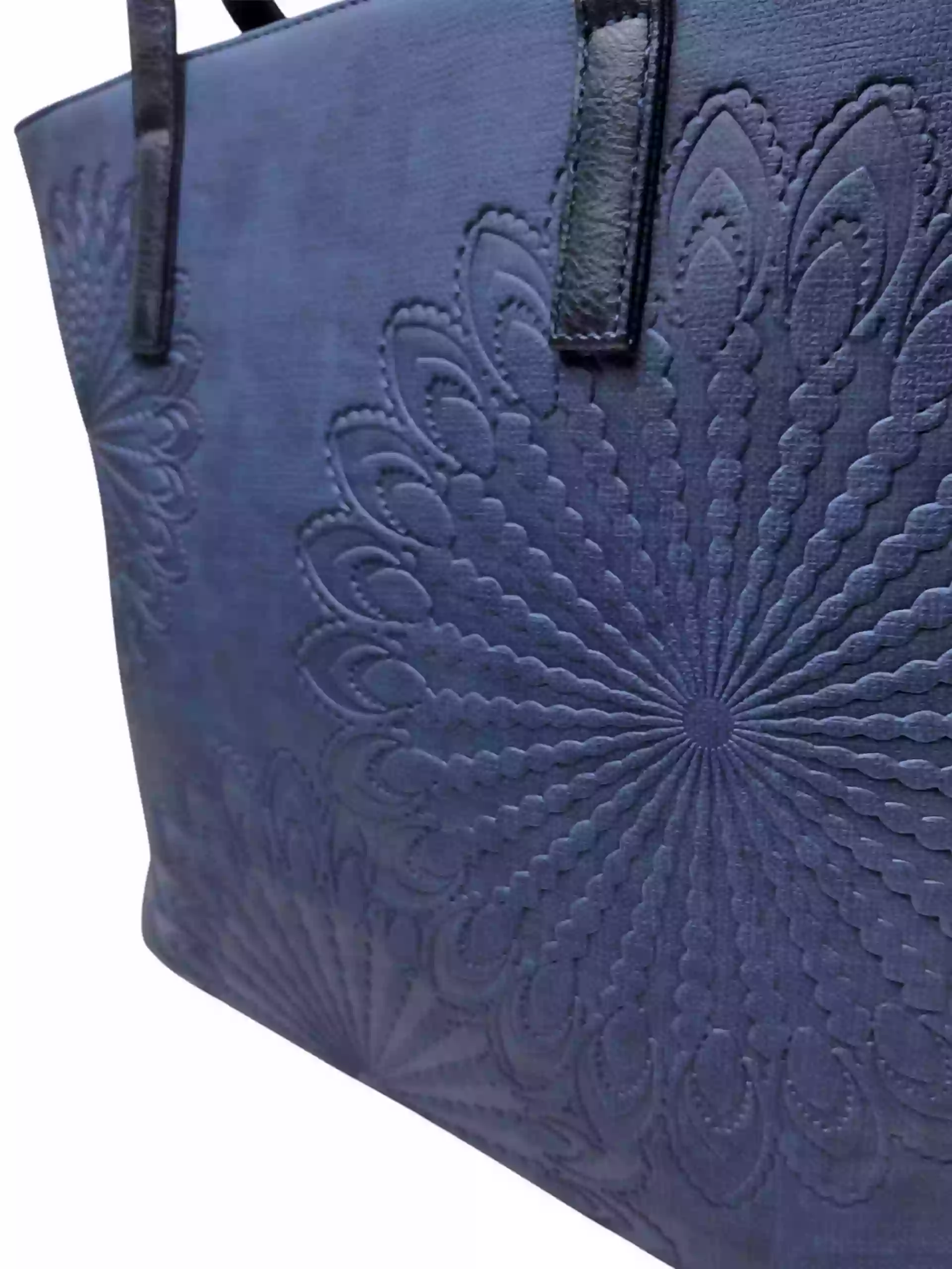 Středně modrá dámská kabelka přes rameno s texturou, Tapple, H17409, detail přední strany kabelky přes rameno