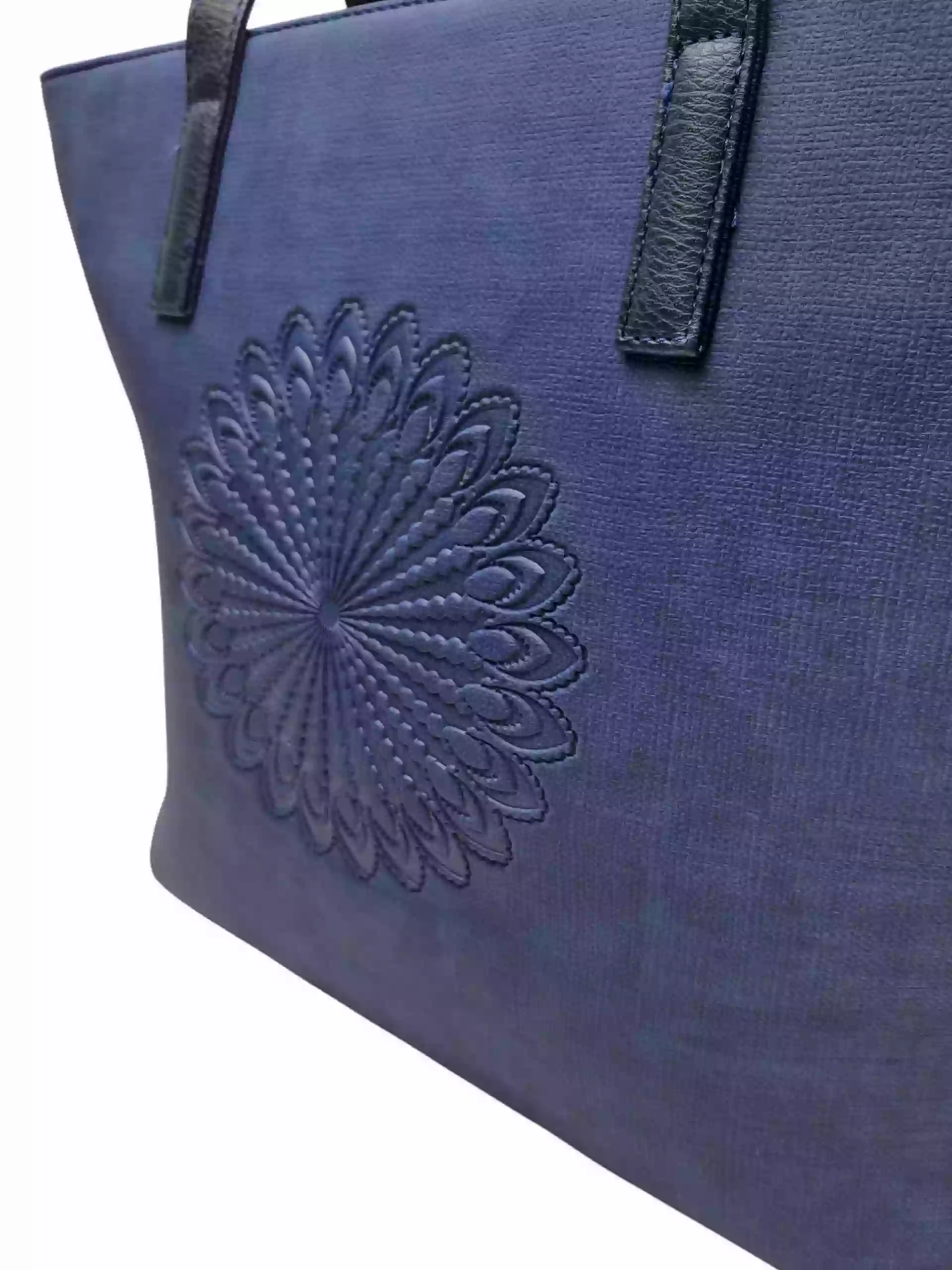 Středně modrá dámská kabelka přes rameno s texturou, Tapple, H17409, detail zadní strany kabelky přes rameno