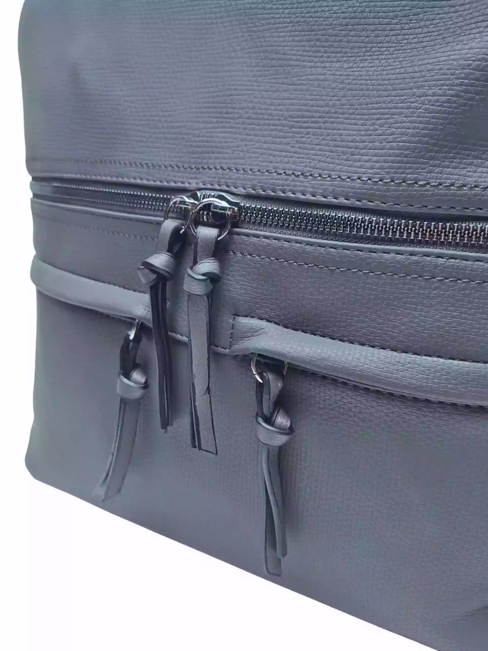 Velký středně šedý kabelko-batoh s kapsami, Tapple, H181175N2, detail kabelko-batohu 2v1