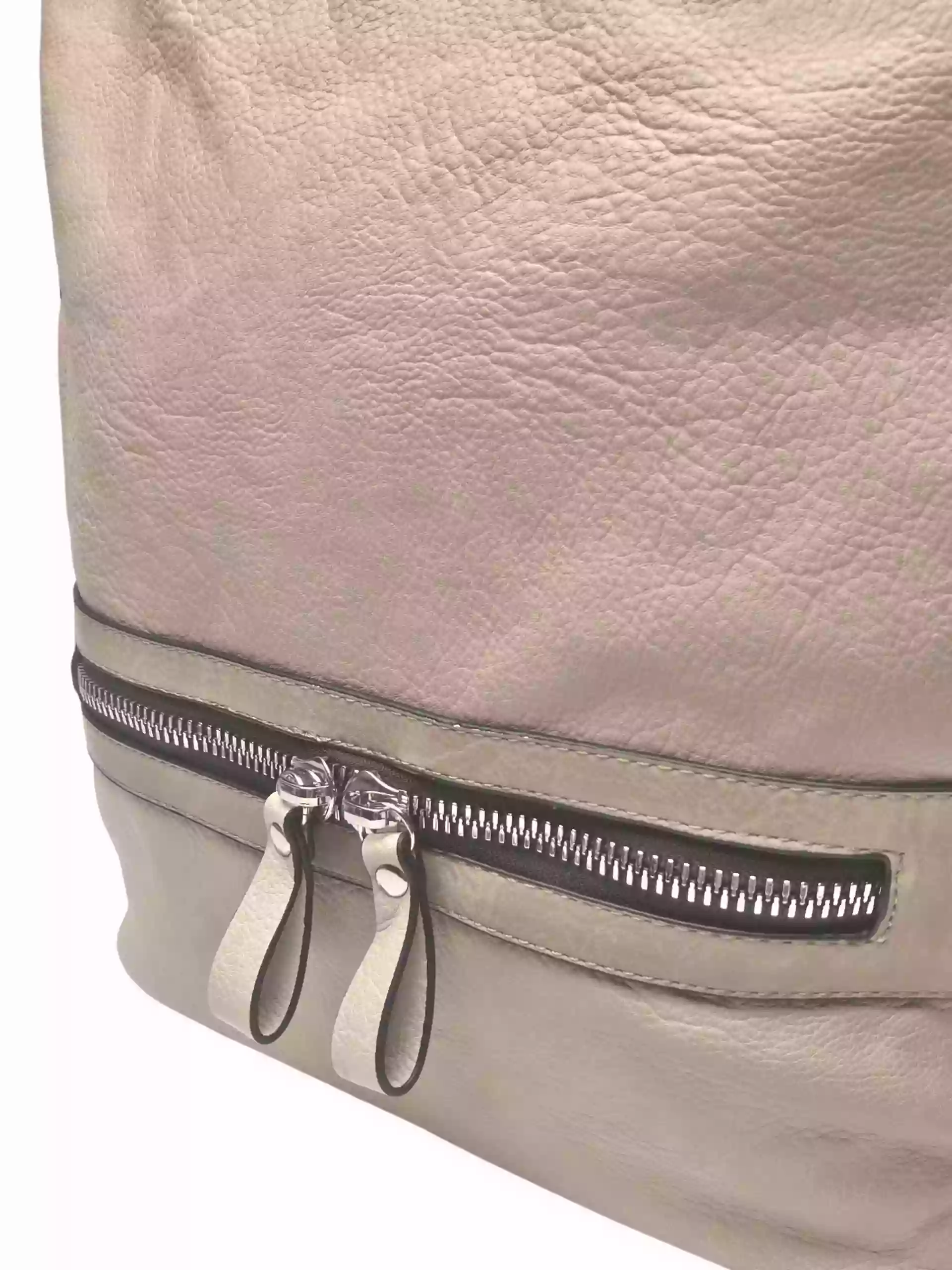 Velký béžový kabelko-batoh 2v1 z eko kůže, Tapple, H20805, detail kabelko-batohu 2v1
