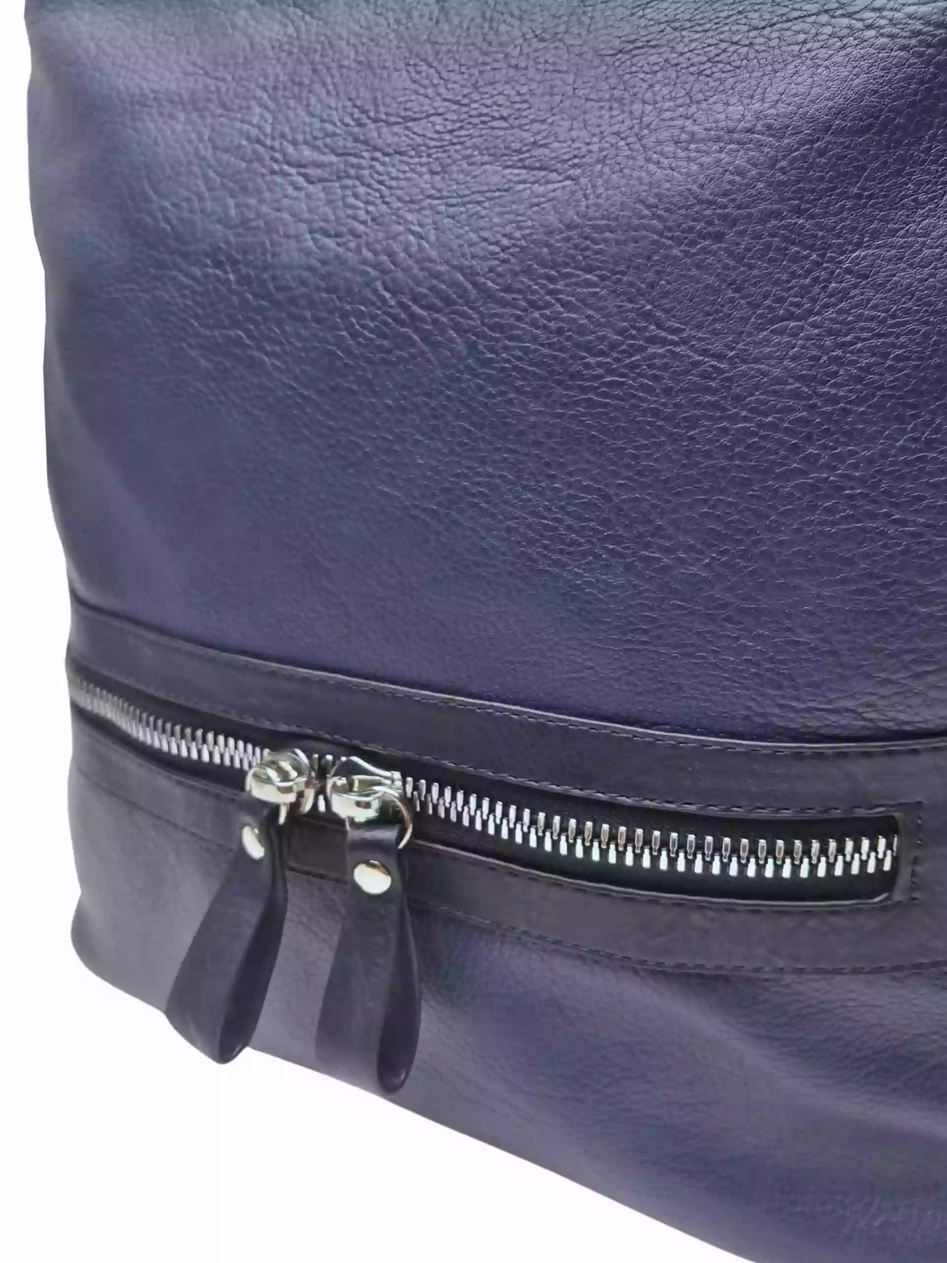 Velký středně modrý kabelko-batoh 2v1 z eko kůže, Tapple, H20805, detail kabelko-batohu 2v1