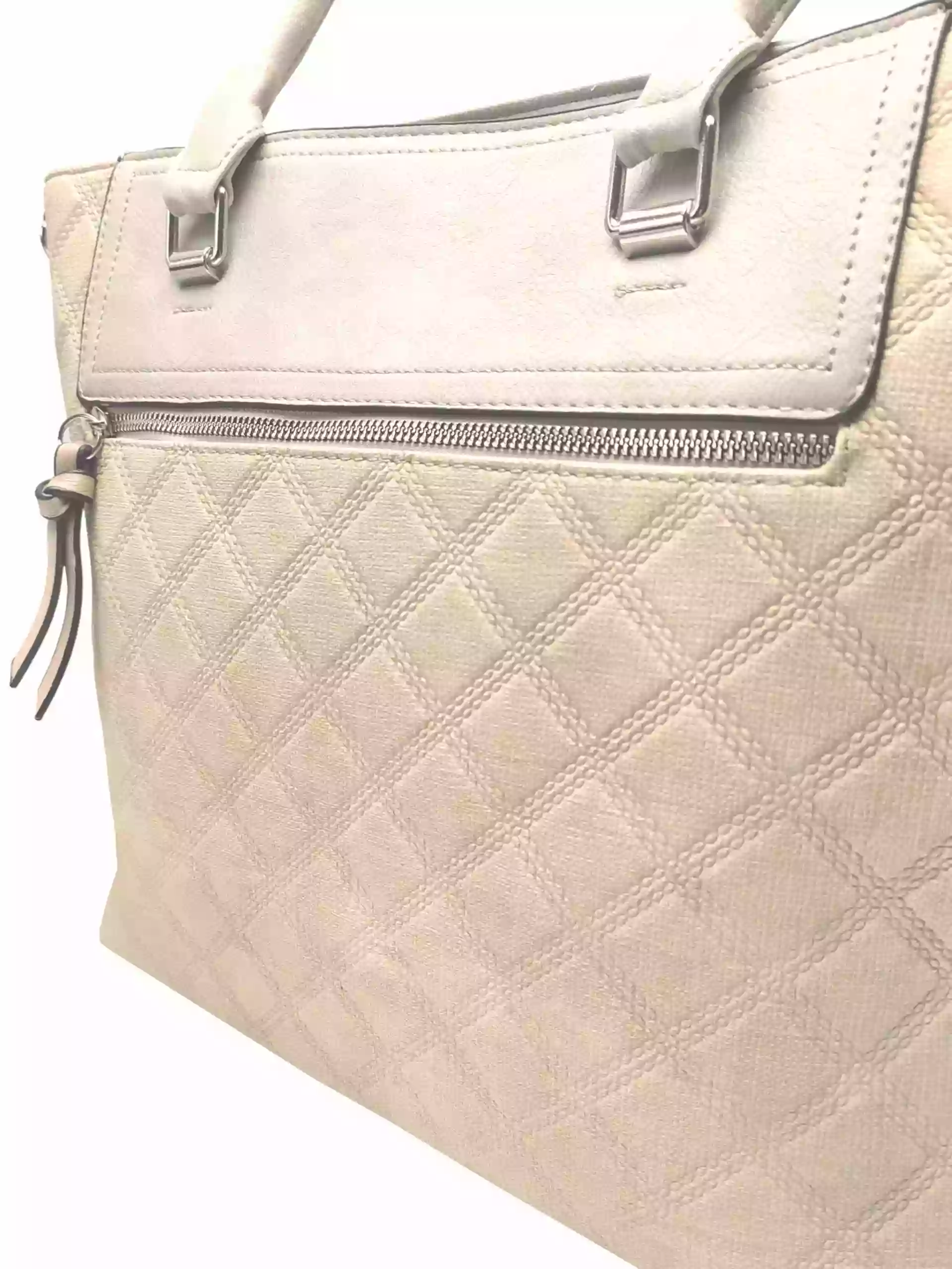 Béžová kabelka s kosočtvercovým vzorem, Tapple, H190014, detail kabelky do ruky