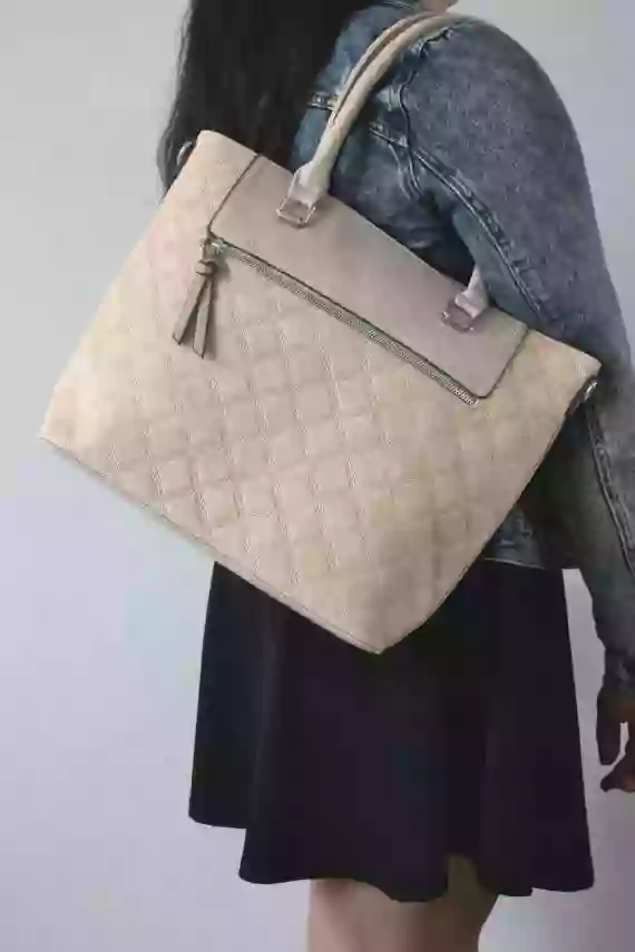 Elegantní kabelka s kosočtvercovým vzorem, Tapple, H190014, béžová, modelka s kabelkou přes rameno