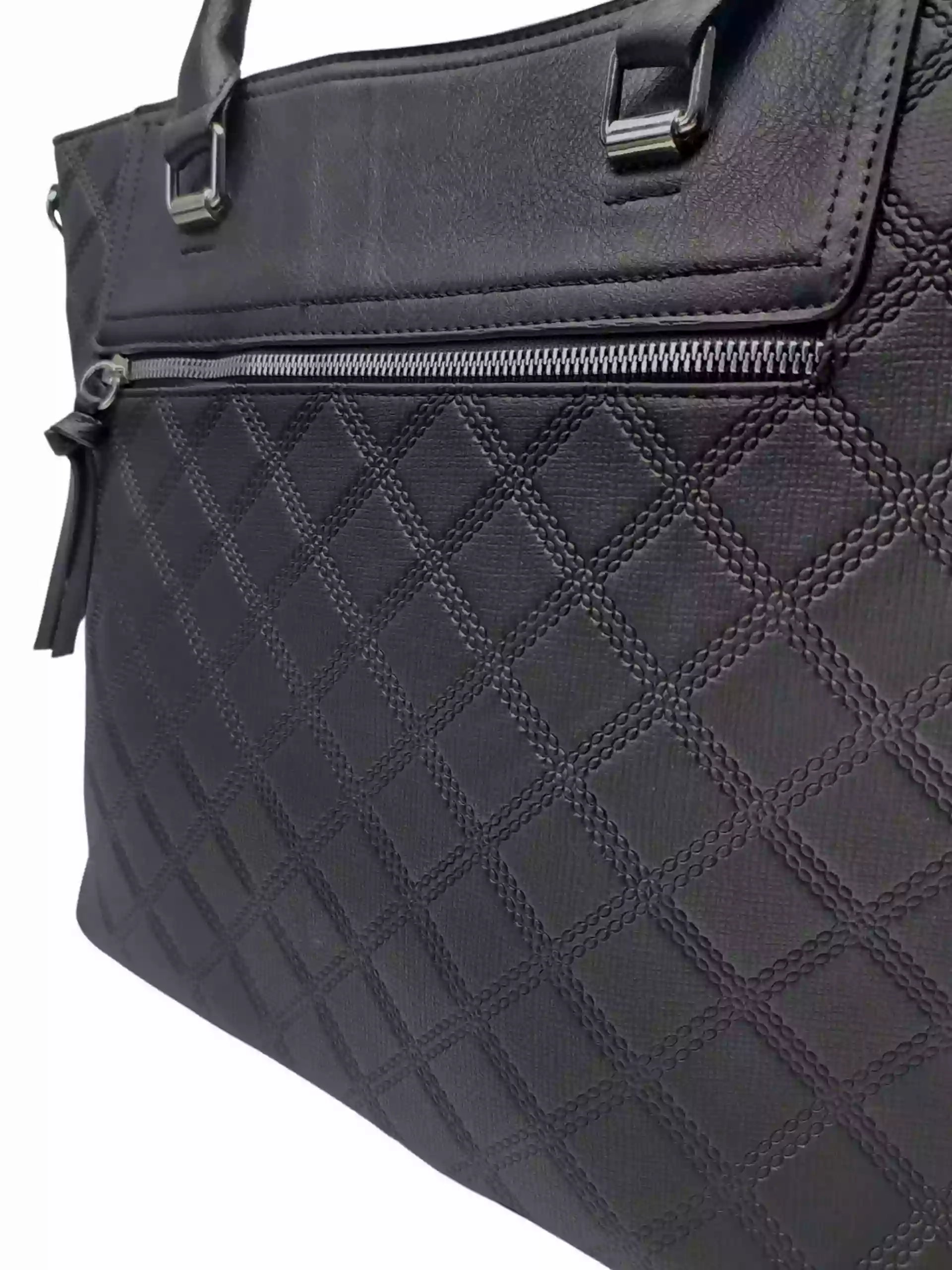 Černá kabelka s kosočtvercovým vzorem, Tapple, H190014, detail kabelky do ruky