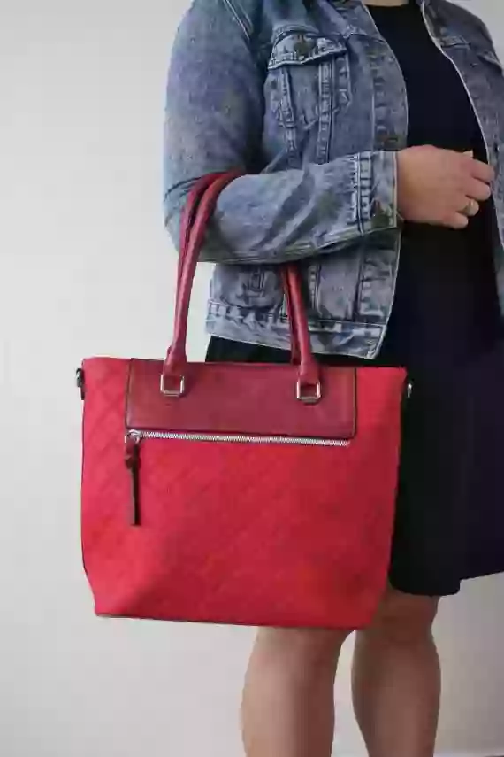 Elegantní kabelka s kosočtvercovým vzorem, Tapple, H190014, červená, modelka s kabelkou přes ruku