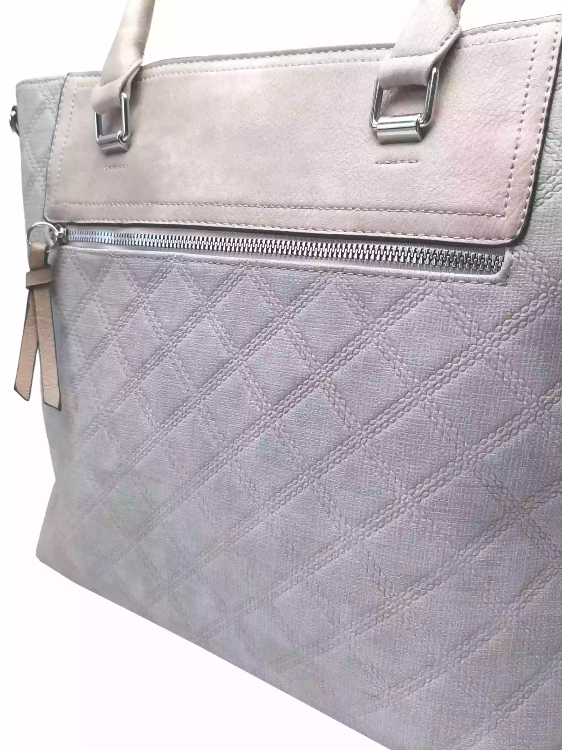 Světle šedá kabelka s kosočtvercovým vzorem, Tapple, H190014, detail kabelky do ruky