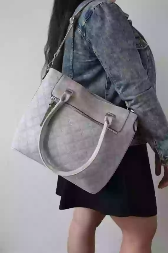 Elegantní kabelka s kosočtvercovým vzorem, Tapple, H190014, světle šedá, modelka s kabelkou přes rameno s popruhem