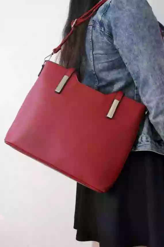 Slušivá dámská kabelka do ruky se stříbrnými detaily, Tapple, H20801, tmavě červená, modelka s kabelkou přes rameno s popruhem