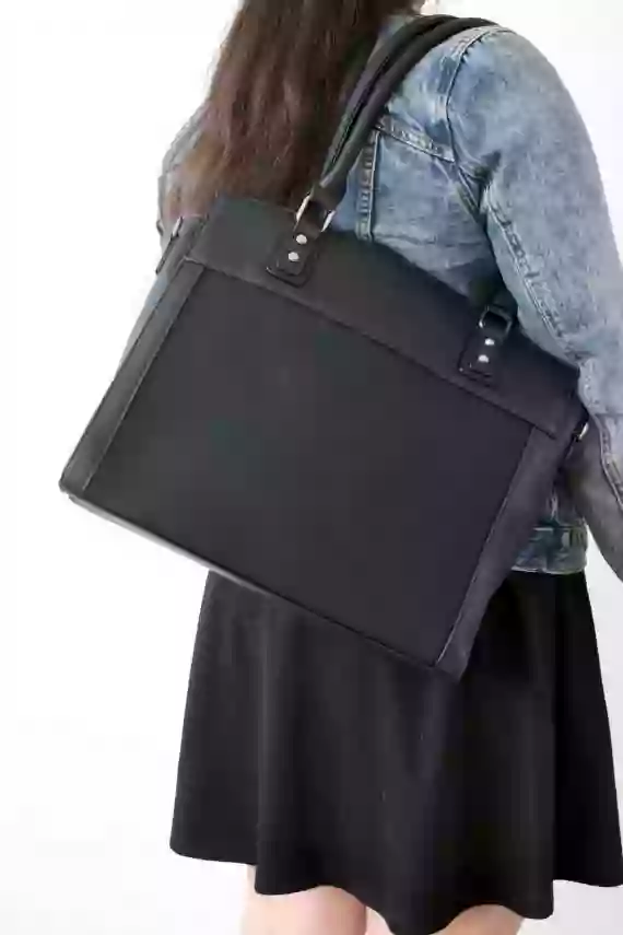 Stylová kabelka do ruky i přes rameno, Tapple, H190028, černá, modelka s kabelkou přes rameno