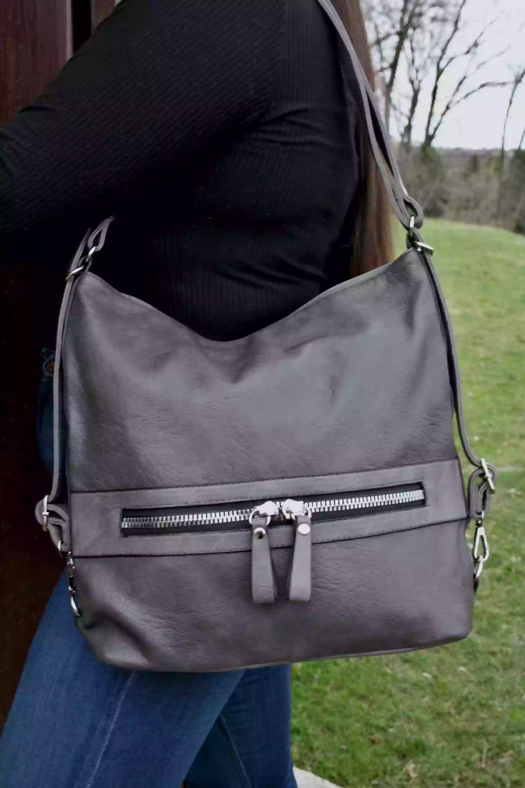 Velký dámský kabelko-batoh 2v1 z eko kůže, Tapple, H20805, středně šedý, modelka s kabelko-batohem 2v1 přes rameno