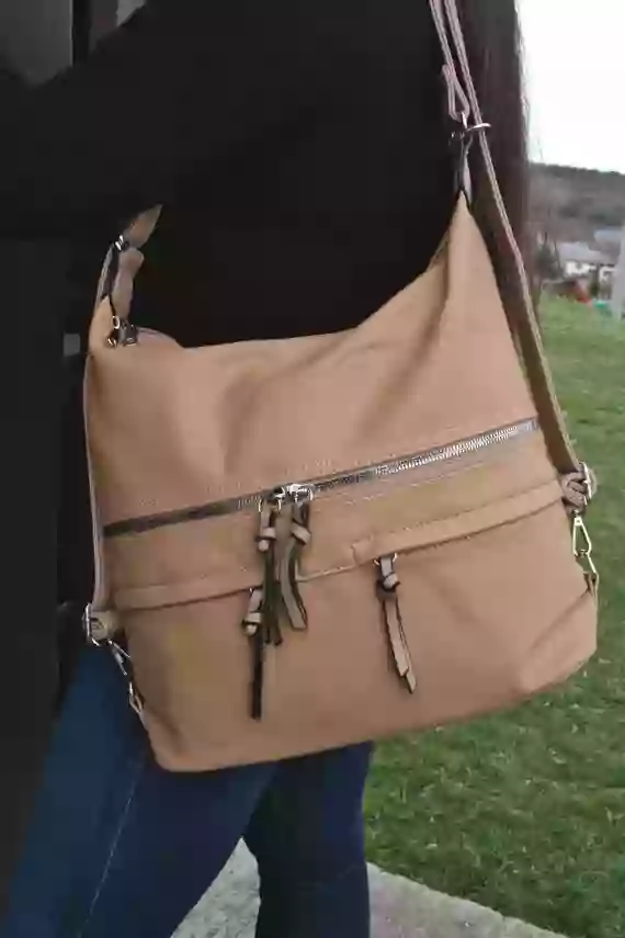 Velký dámský kabelko-batoh s praktickými kapsami, Tapple, H181175N2, světle hnědý, modelka s kabelko-batohem přes rameno