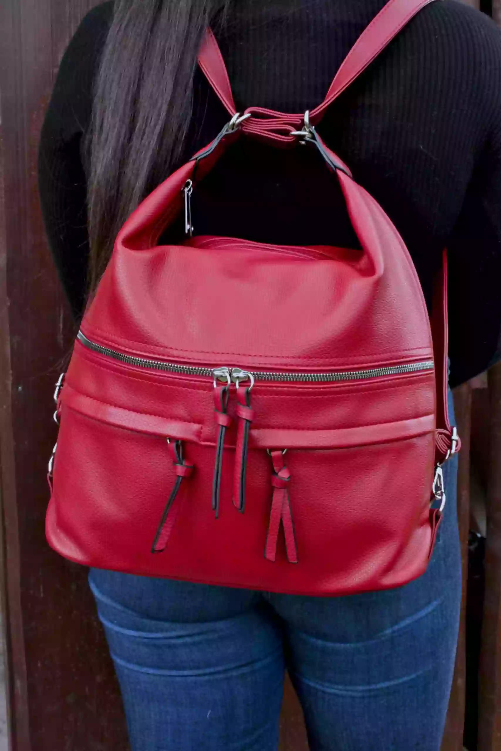Velký dámský kabelko-batoh s praktickými kapsami, Tapple, H181175N2, tmavě červený, modelka s kabelko-batohem na zádech
