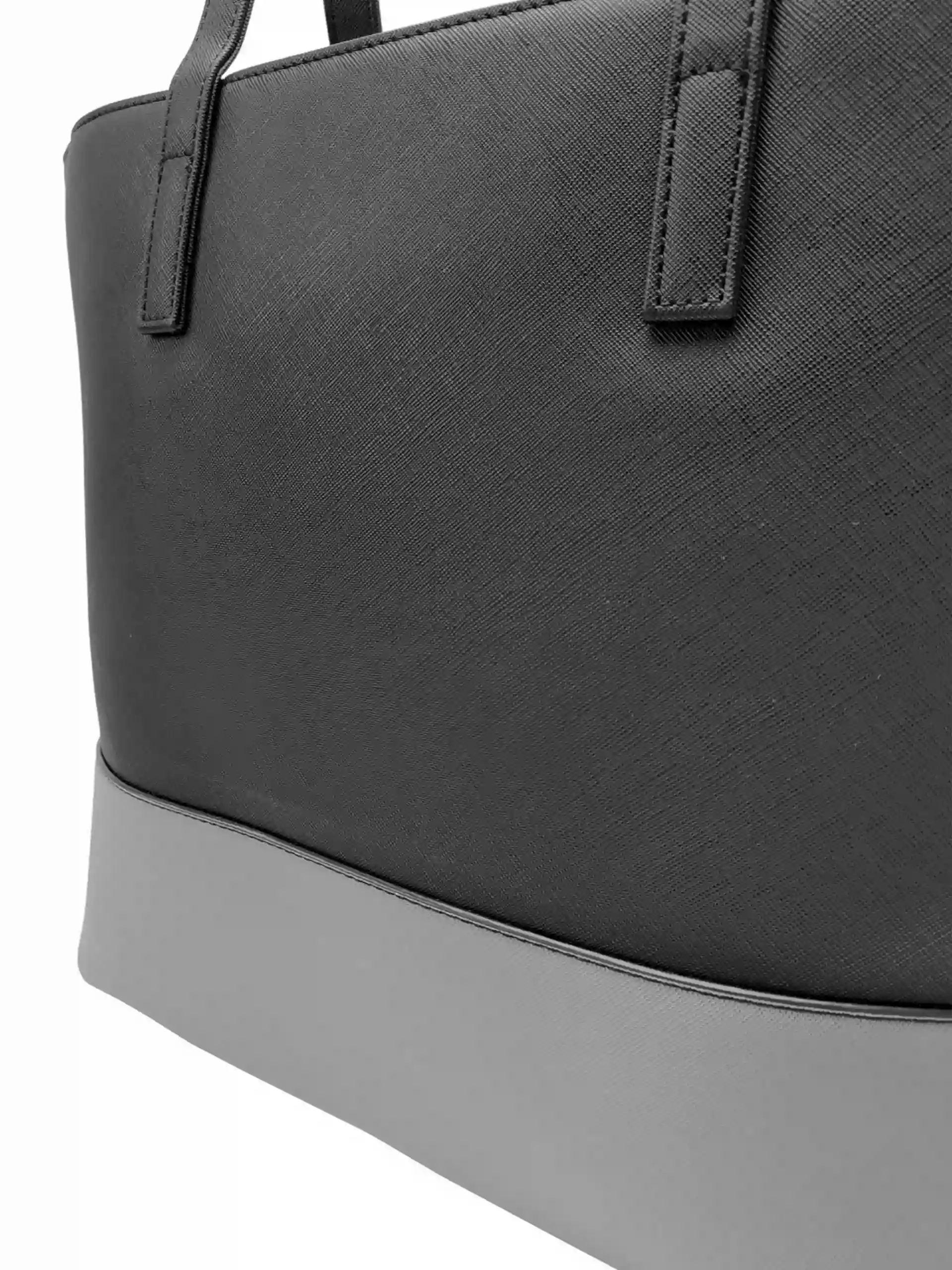 Slušivá černo-šedá kabelka přes rameno, Tapple, H17419, detail kabelky přes rameno