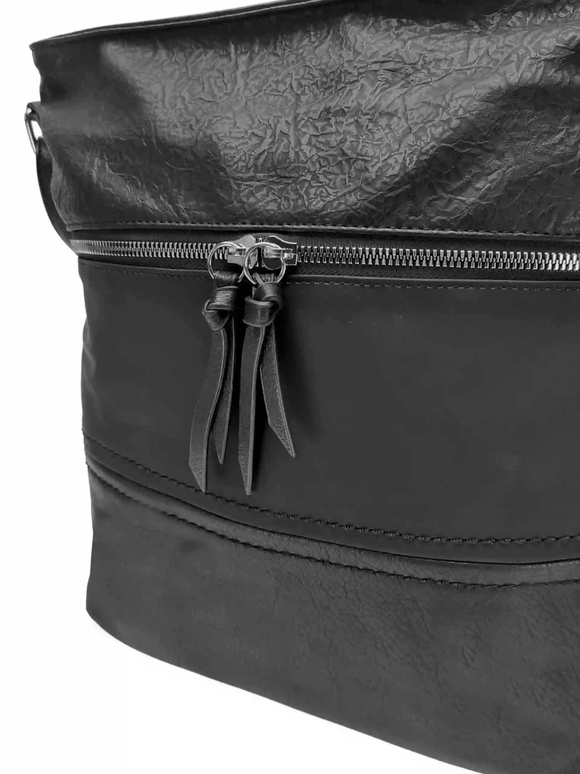 Černá crossbody kabelka s praktickou přední kapsou, Tapple, H17417,detail crossbody kabelky