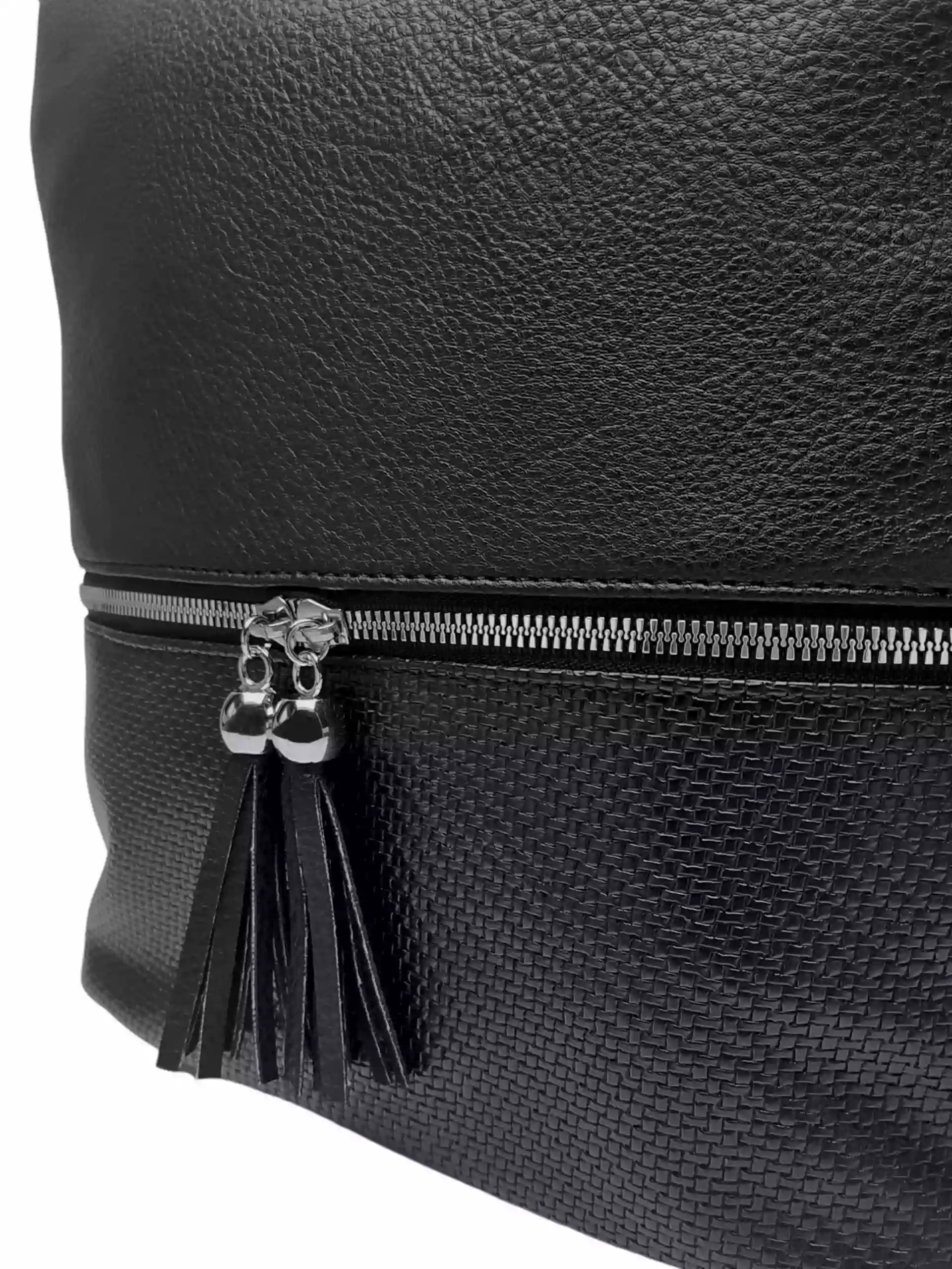 Střední černý kabelko-batoh 2v1 s třásněmi, Bella Belly, 5394, detail kabelko-batohu