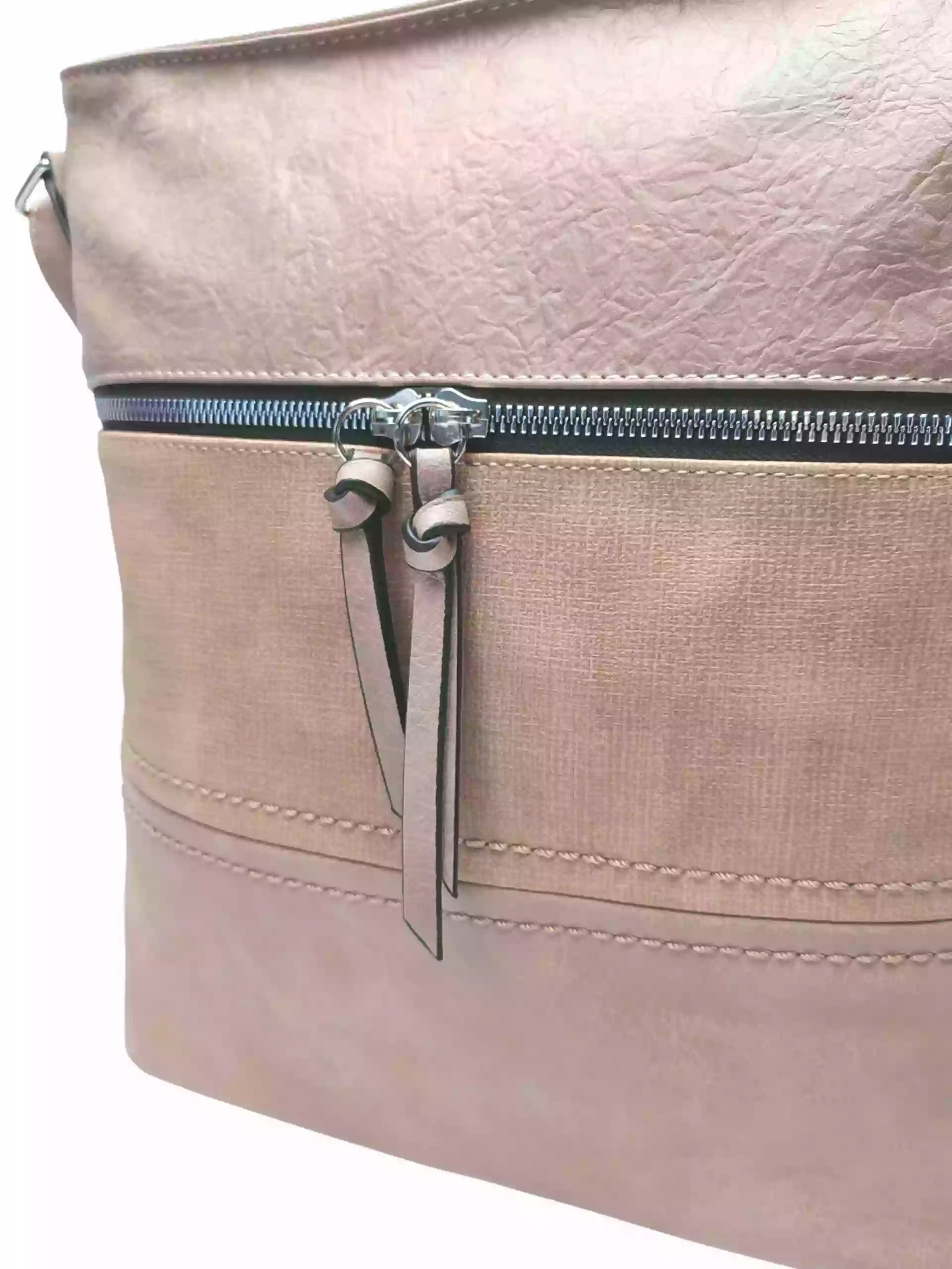 Světle hnědá crossbody kabelka s praktickou přední kapsou, Tapple, H17417,detail crossbody kabelky