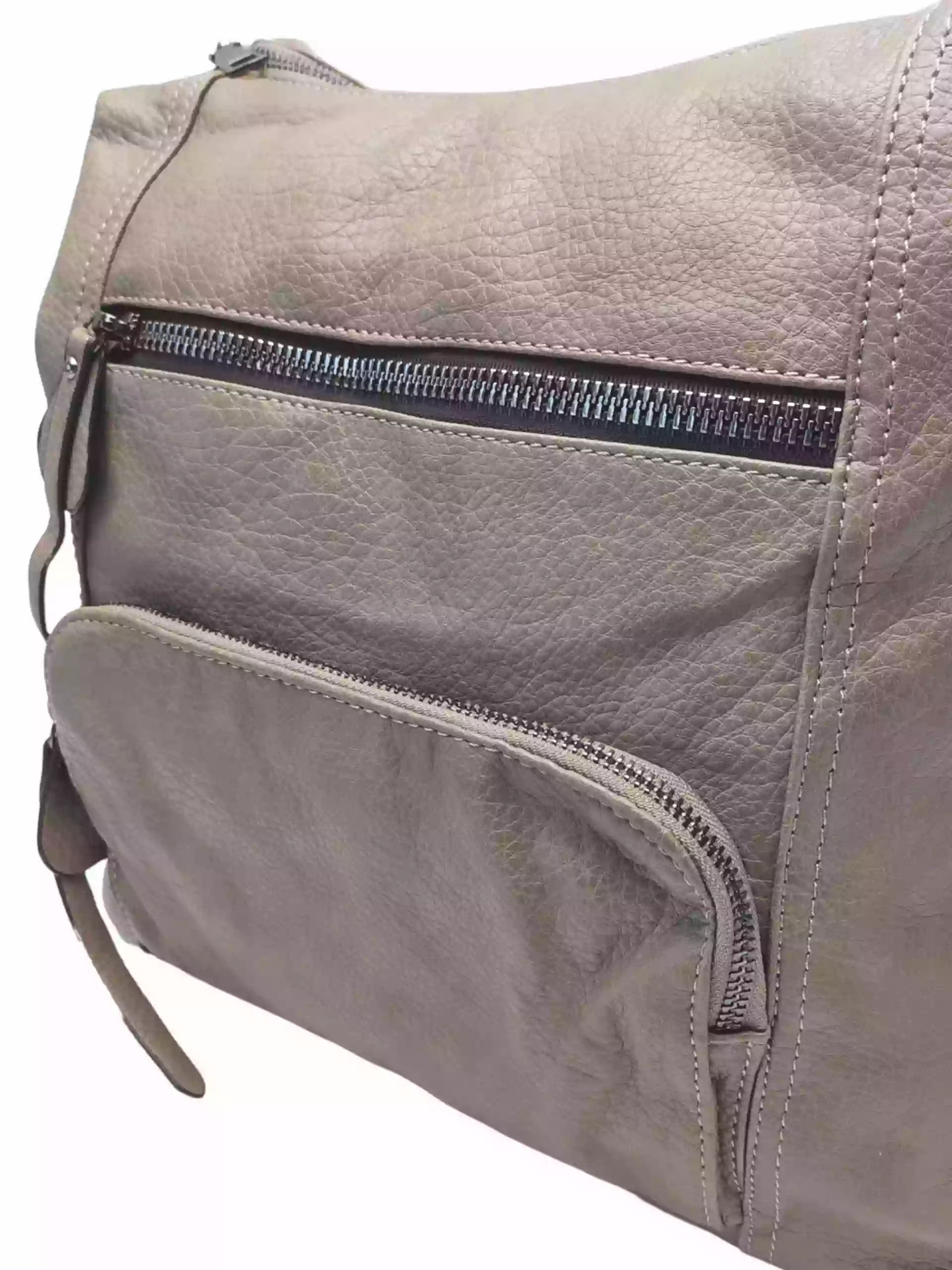 Velký šedohnědý kabelko-batoh 2v1 s praktickými kapsami, Miss Moda, 980953, detail kabelko-batohu 2v1