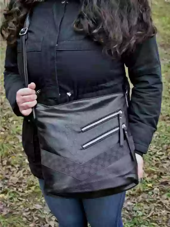 Moderní černá crossbody kabelka s kapsami, Rosy Bag, NH8135, modelka s crossbody kabelkou před tělem