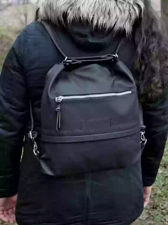 Střední kabelko-batoh 2v1 s praktickou kapsou, Tapple, H190062, černý, modelka s kabelko-batohem 2v1 na zádech