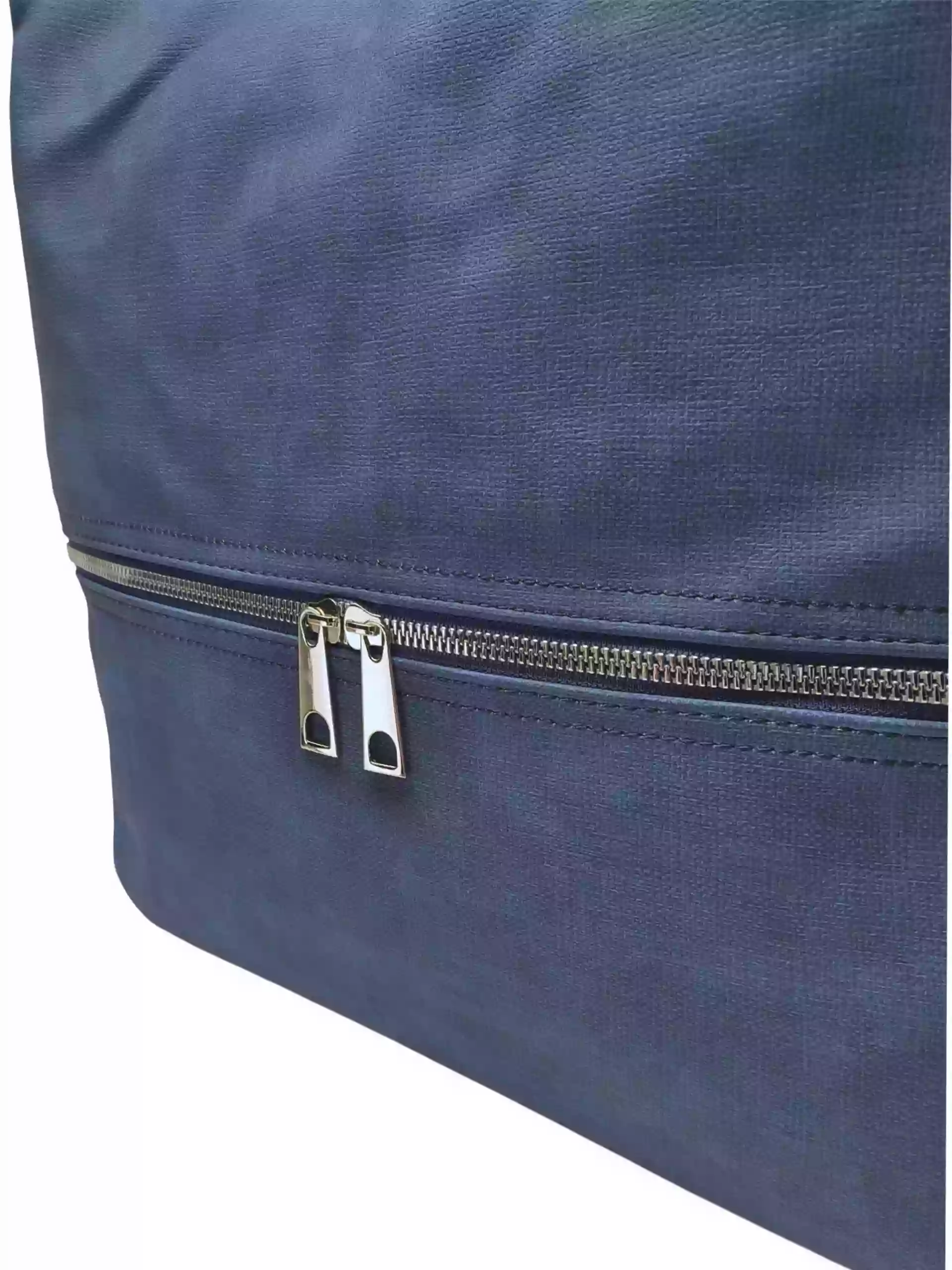 Velký středně modrý kabelko-batoh 2v1 s praktickou kapsou, Tapple, H190010N, detail kabelko-batohu 2v1
