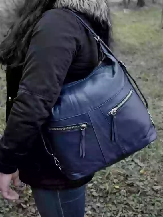 Velký dámský kabelko-batoh 2v1 s šikmými kapsami, Tapple, H18076O, tmavě modrý, modelka s kabelko-batohem 2v1 přes rameno