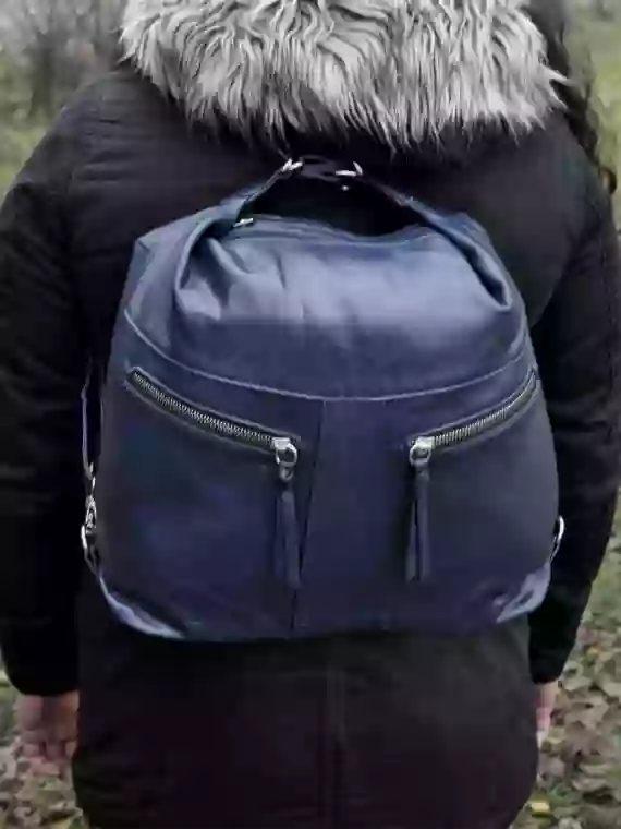 Velký dámský kabelko-batoh 2v1 s šikmými kapsami, Tapple, H18076O, tmavě modrý, modelka s kabelko-batohem 2v1 na zádech