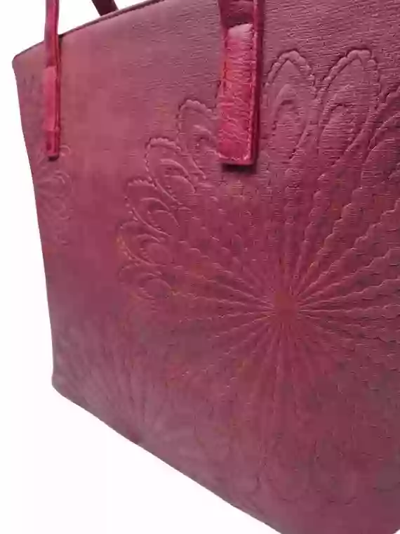 Vínová / bordó dámská kabelka přes rameno s texturou, Tapple, H17409, detail přední strany kabelky přes rameno