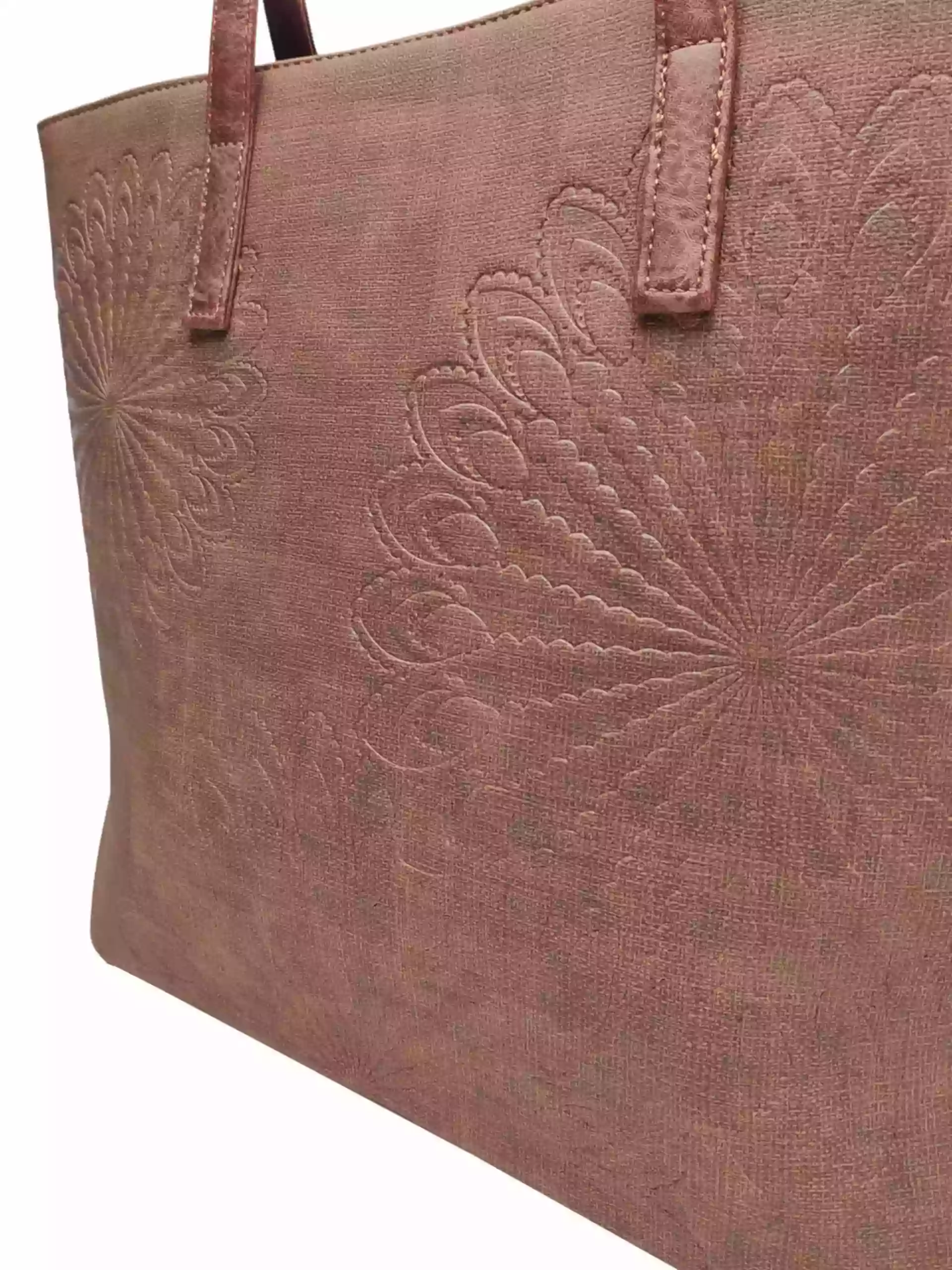 Středně hnědá dámská kabelka přes rameno s texturou, Tapple, H17409, detail přední strany kabelky přes rameno