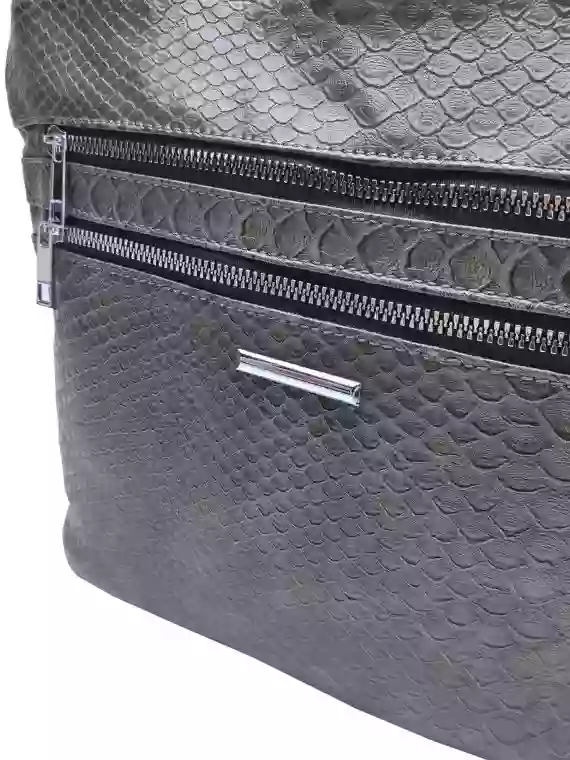 Středně šedá crossbody kabelka s imitací hadí kůže, New Berry, HB-093, detail crossbody kabelky