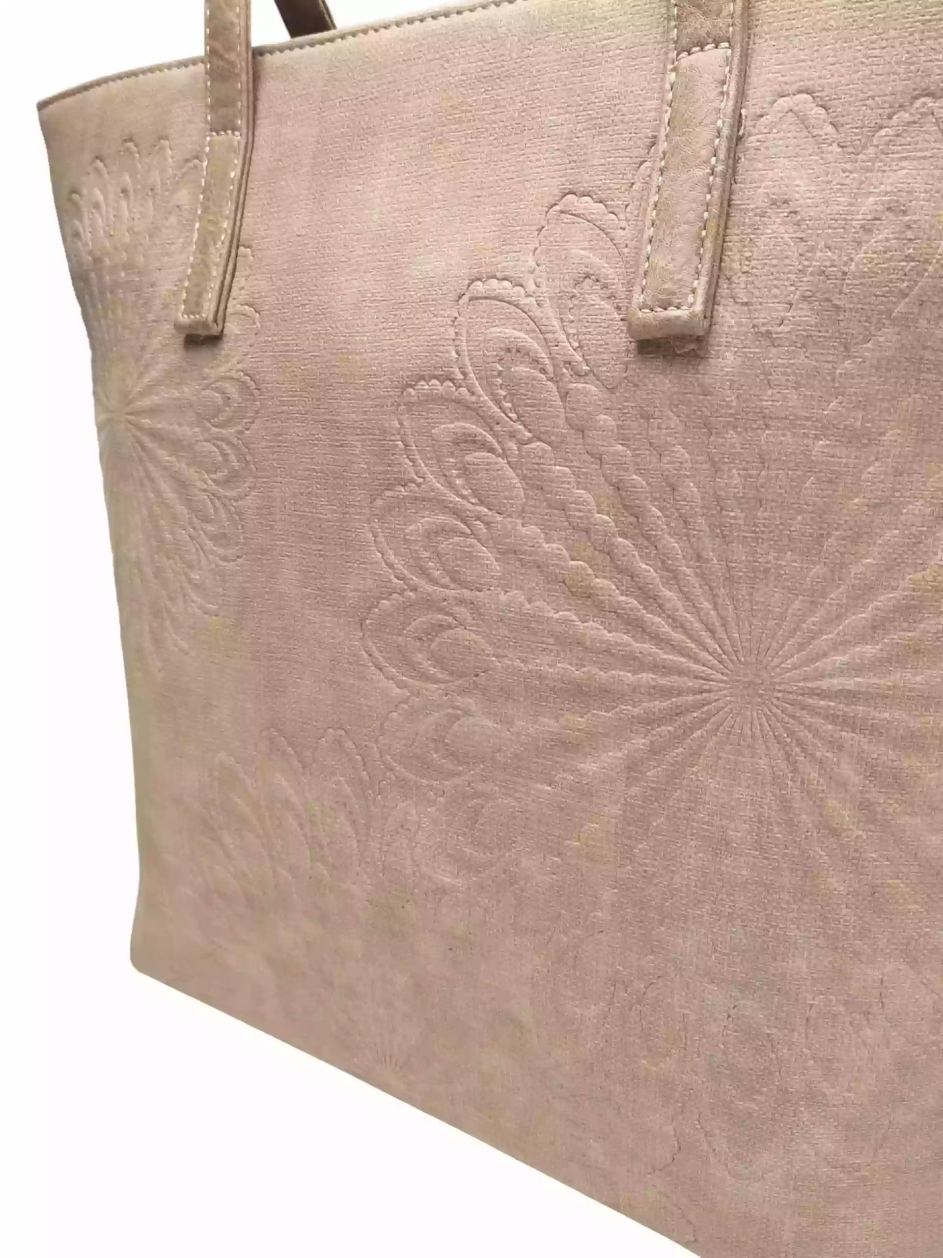Světle hnědá dámská kabelka přes rameno s texturou, Tapple, H17409, detail přední strany kabelky přes rameno