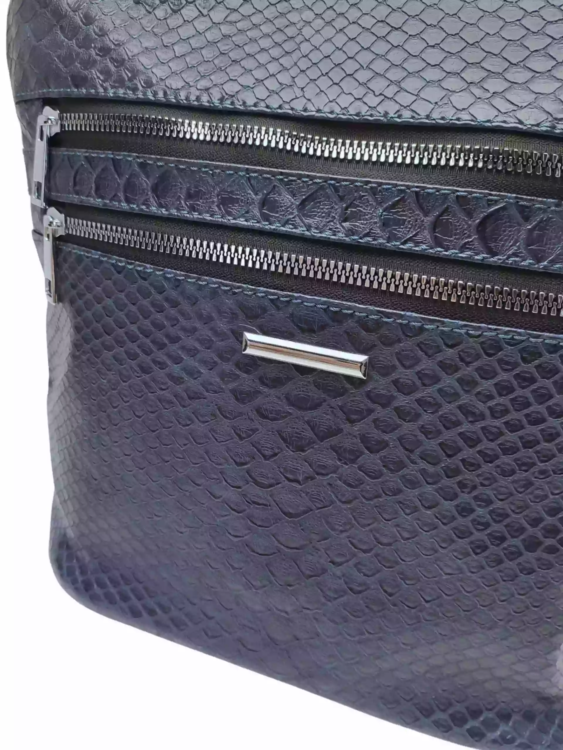 Tmavě modrá crossbody kabelka s imitací hadí kůže, New Berry, HB-093, detail crossbody kabelky
