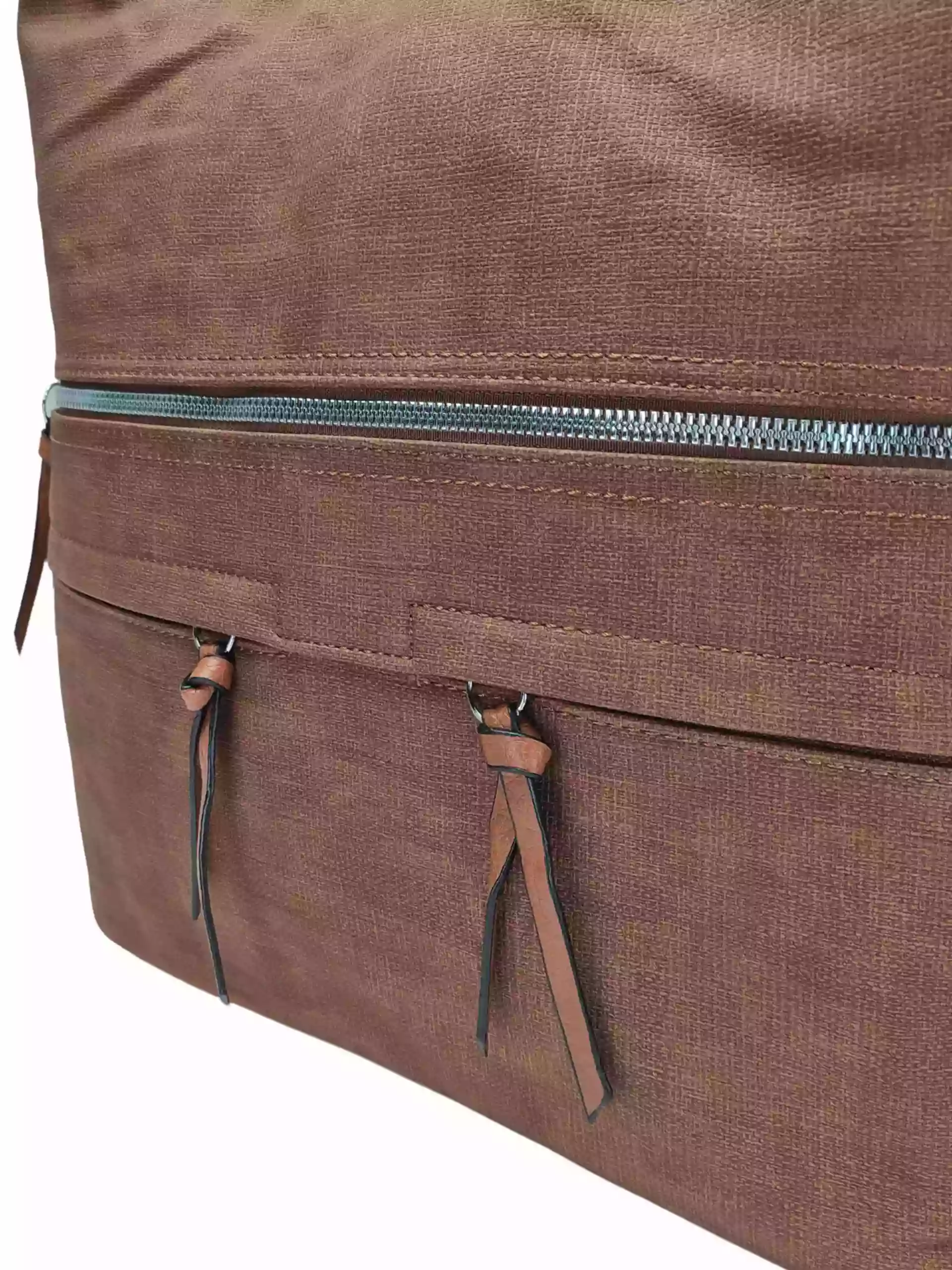 Velká středně hnědá kabelka a batoh 2v1 s kapsami, Tapple, H181175N, detail přední strany kabelky a batohu 2v1