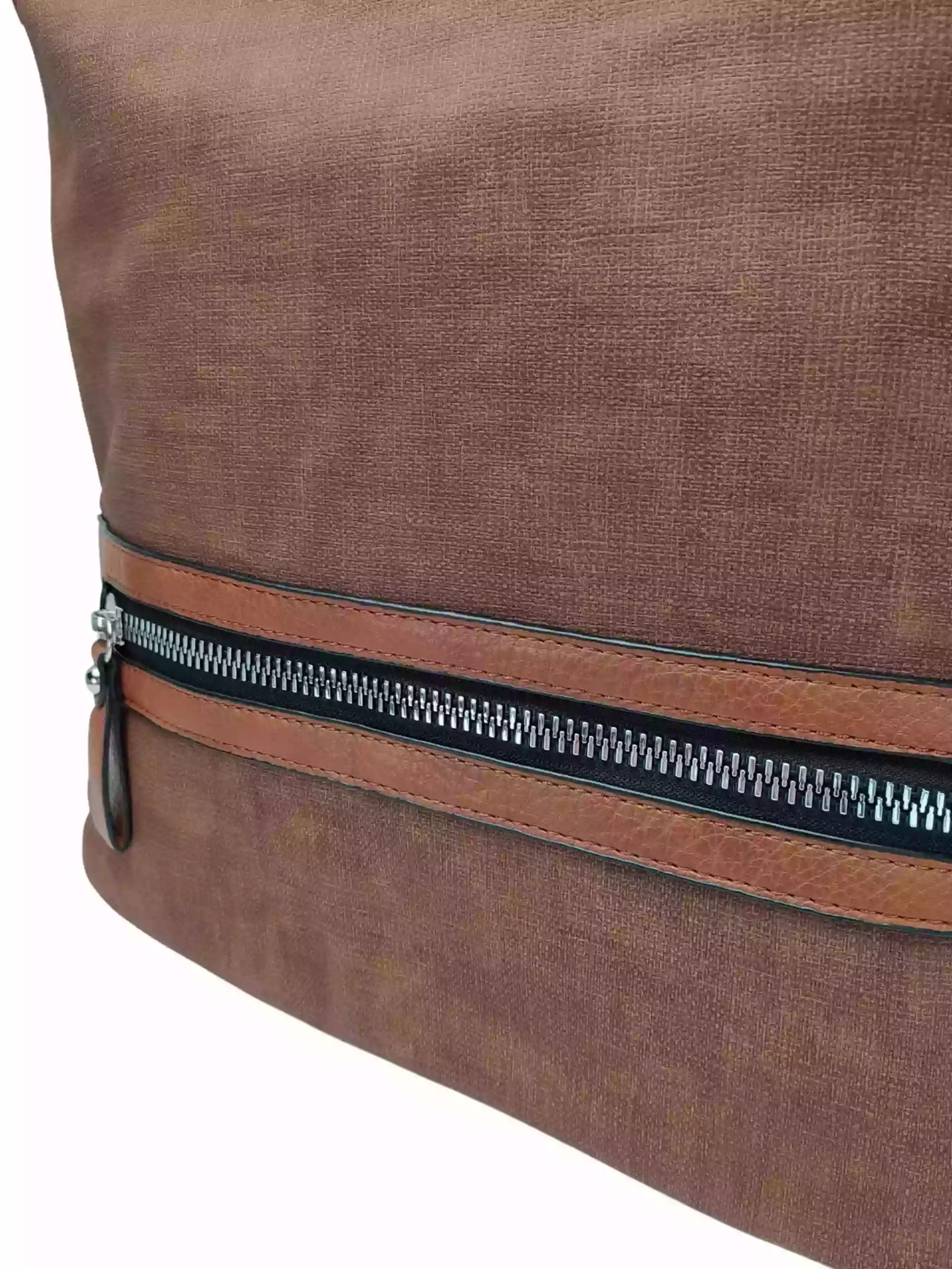Velká středně hnědá kabelka a batoh 2v1 s texturou, Tapple, H20805N, detail přední strany kabelky a batohu 2v1