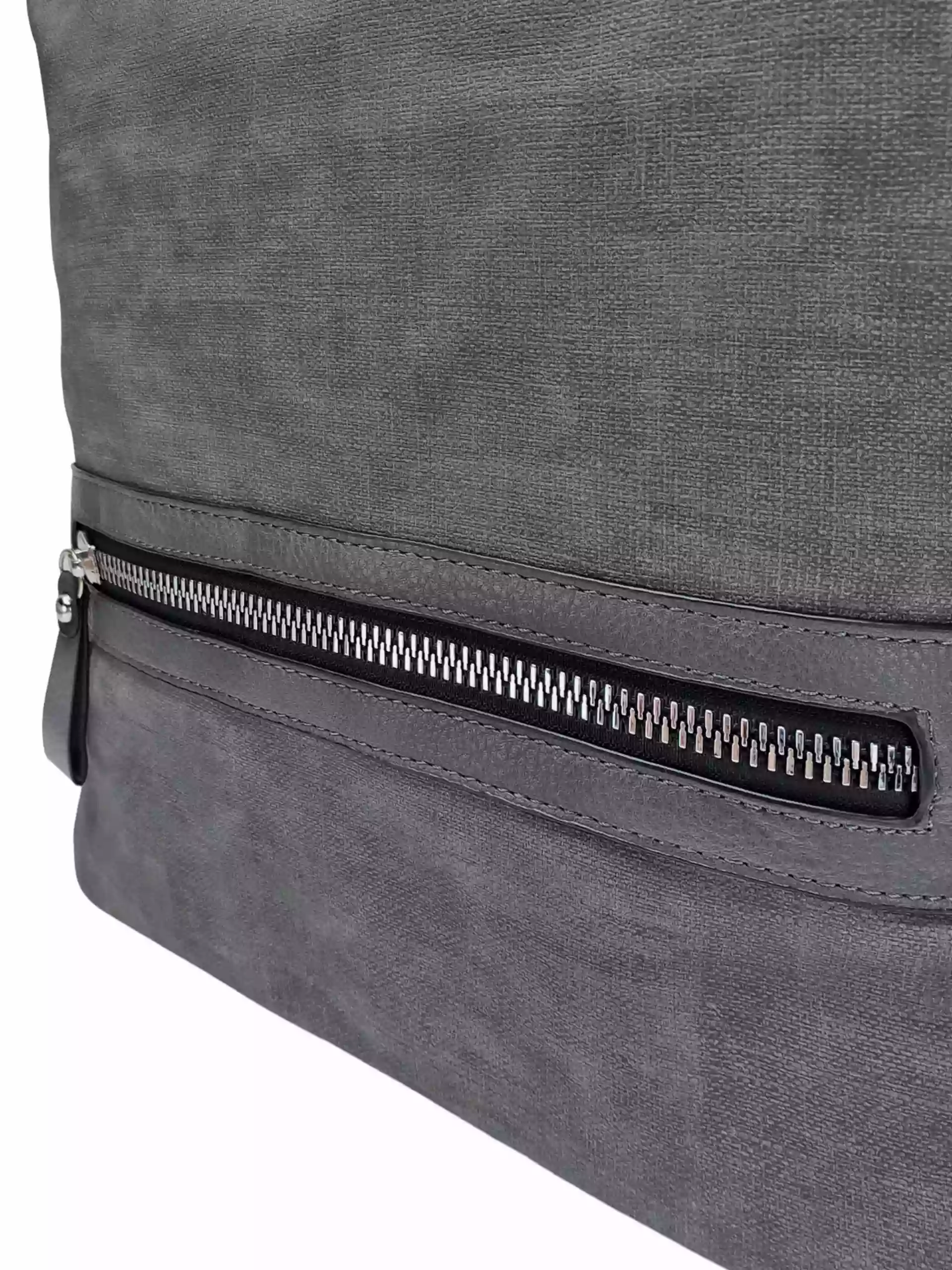 Velká středně šedá kabelka a batoh 2v1 s texturou, Tapple, H20805N, detail přední strany kabelky a batohu 2v1