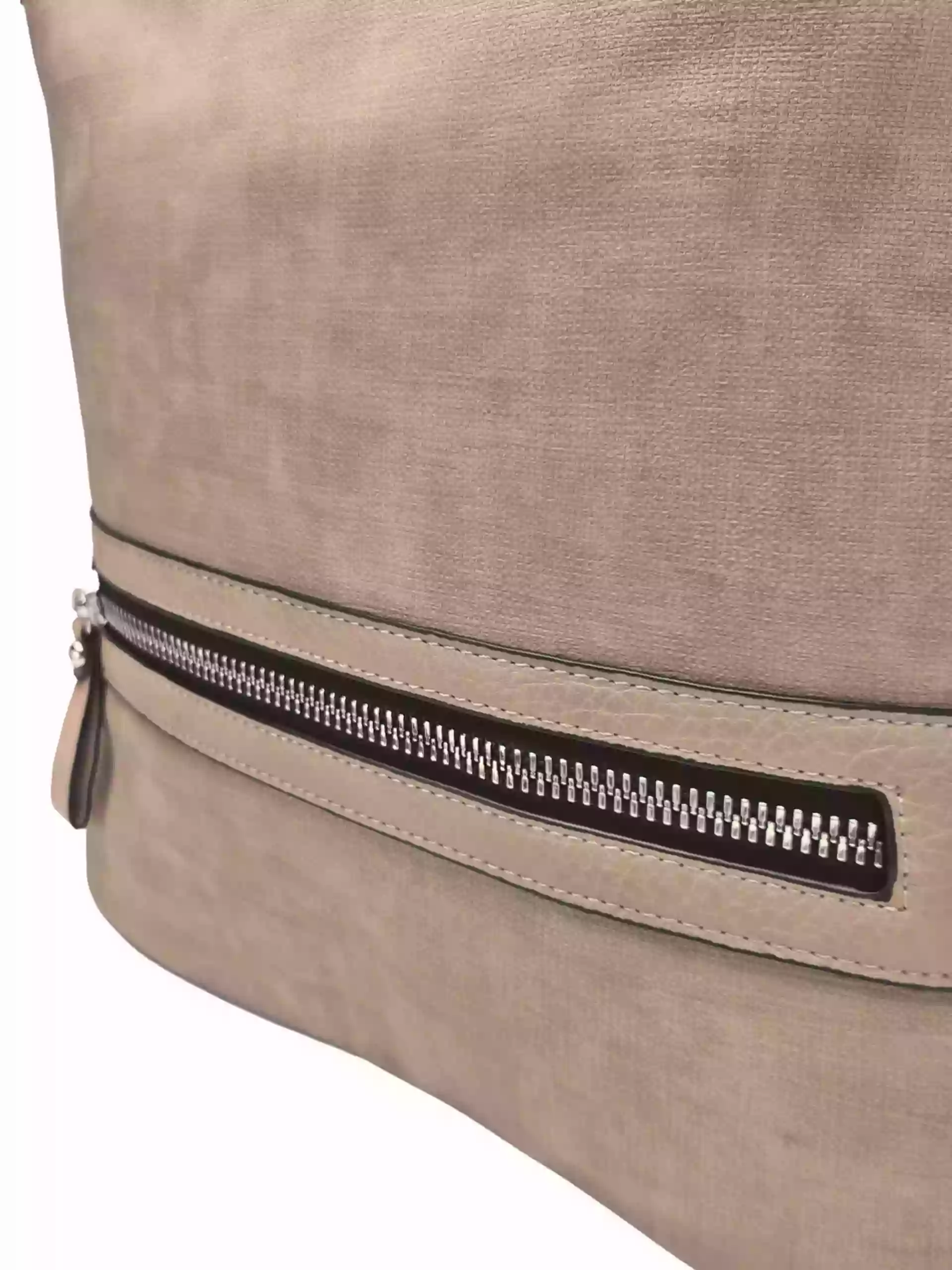 Velká světle hnědá kabelka a batoh 2v1 s texturou, Tapple, H20805N, detail přední strany kabelky a batohu 2v1